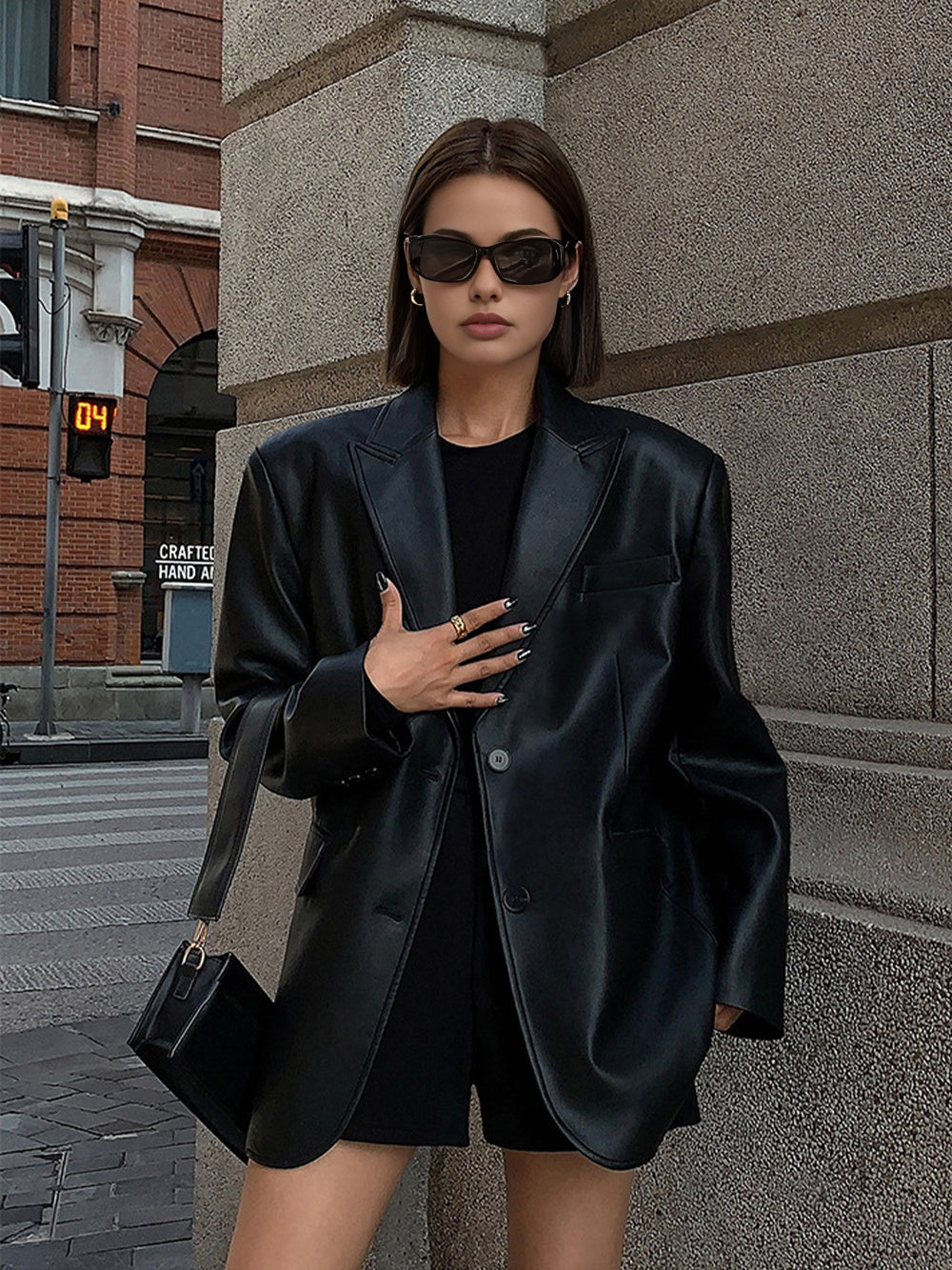 Oversize'owa marynarka z eleganckim połyskiem
