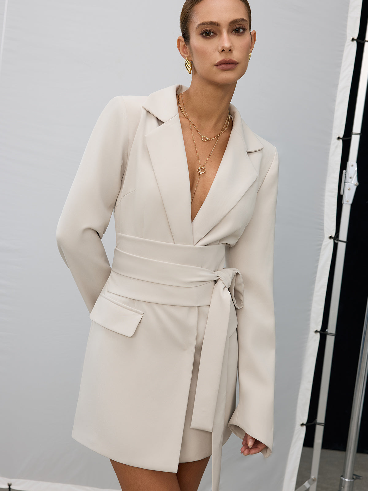 Elegancka marynarka kopertowa z wiązaniem w talii