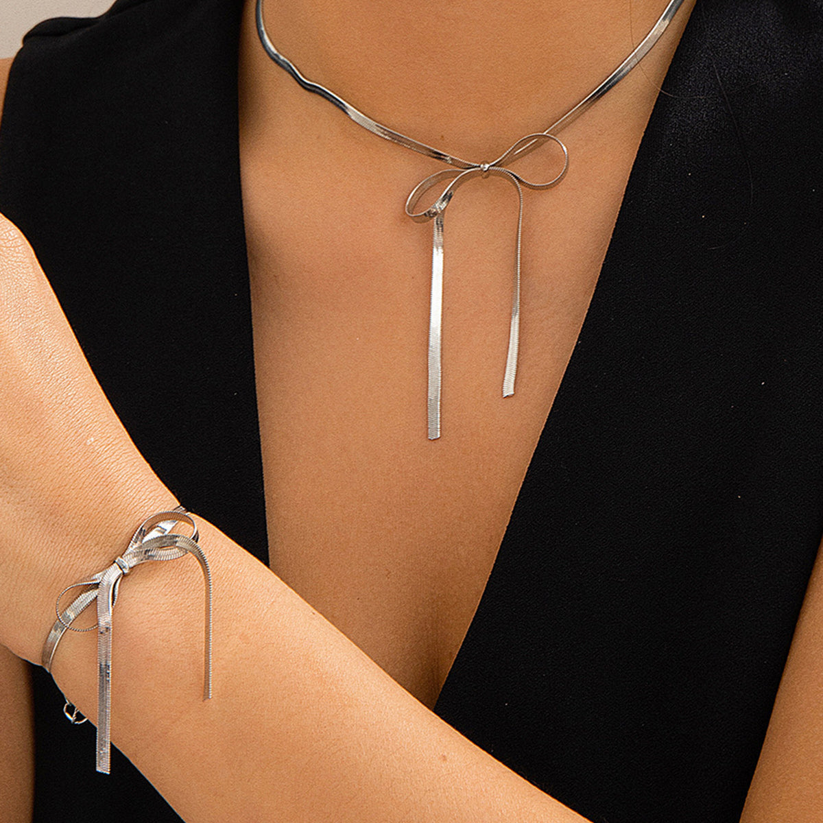 Naszyjnik z subtelnym węzłem w stylu minimalistycznym