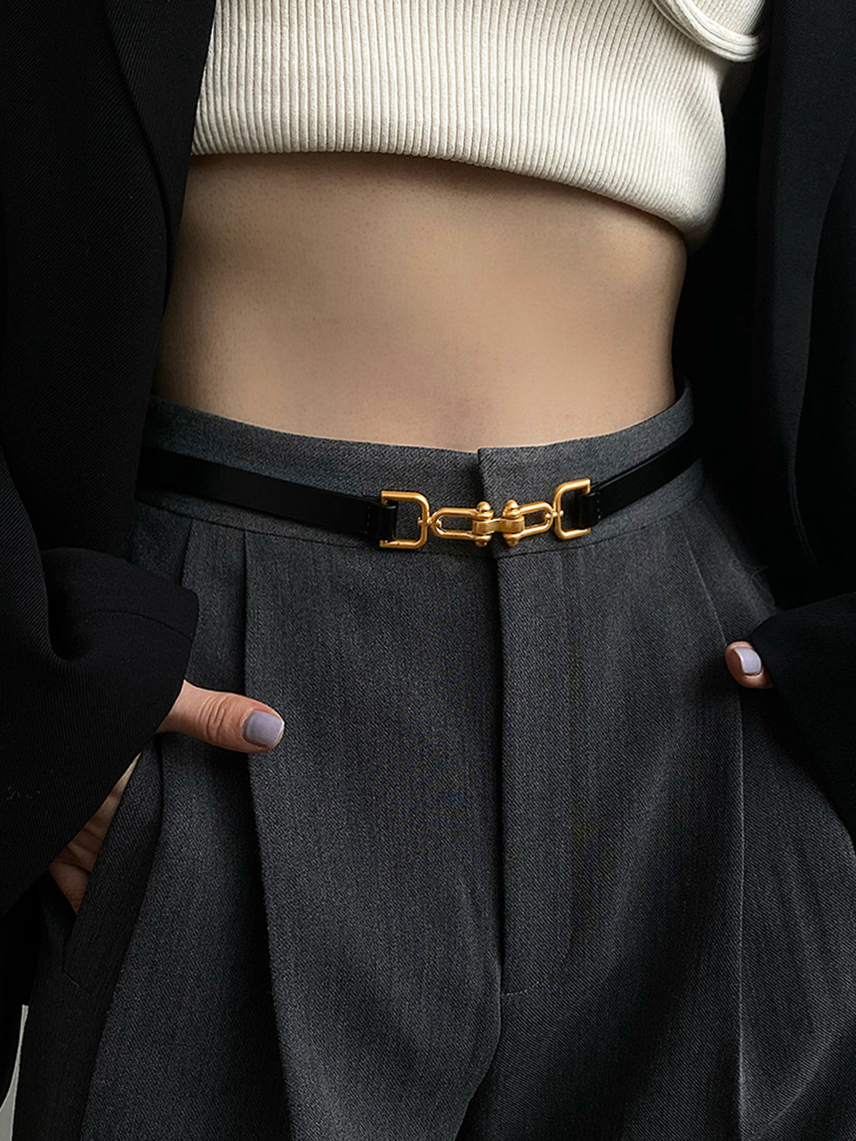 Pasek do talii z ozdobną metalową klamrą