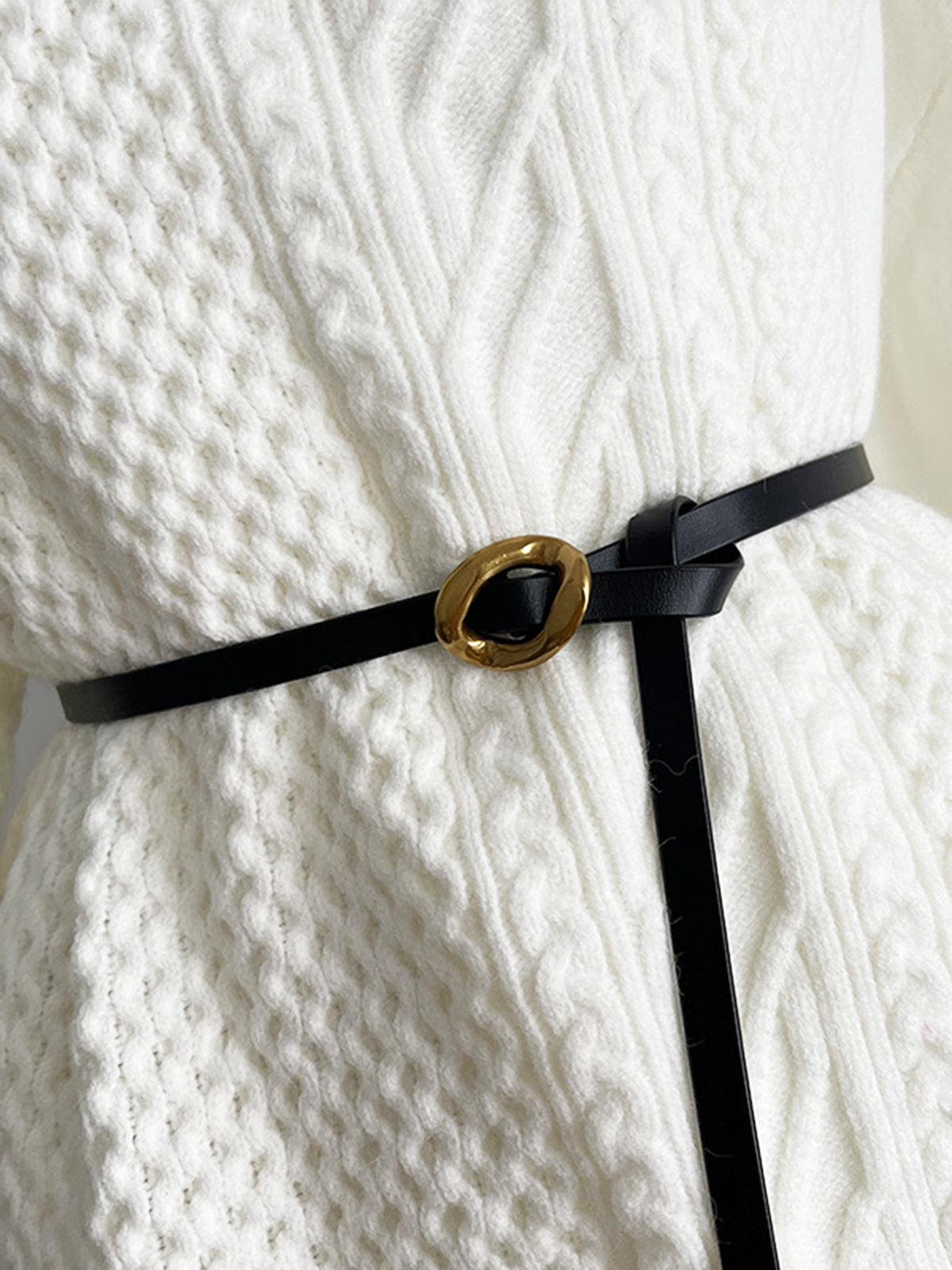 Wąski pasek z ozdobną metalową klamrą