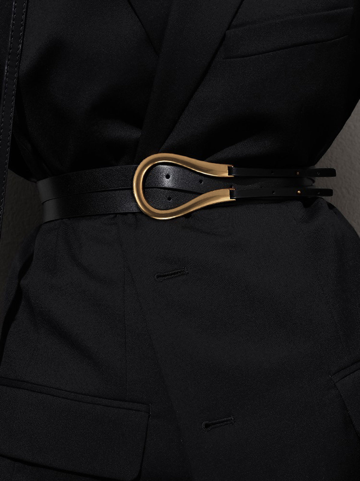 Pasek z podwójnym zapięciem i metalową klamrą koło