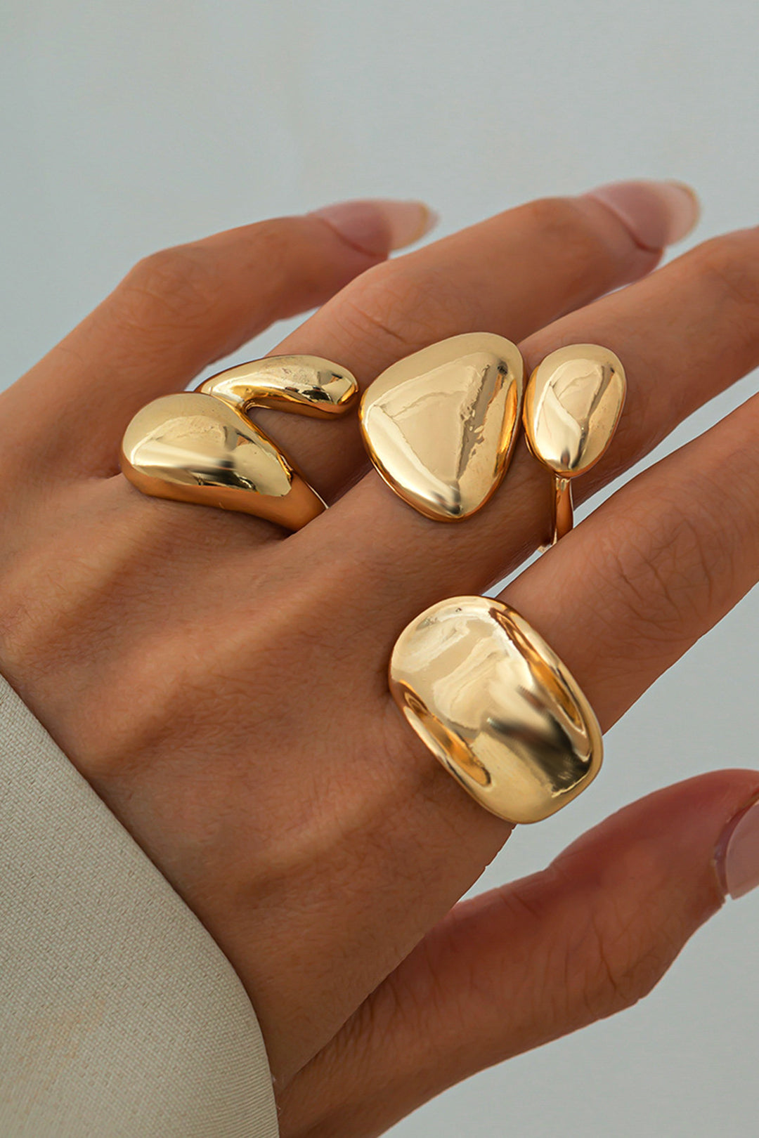 Pierścionek nowoczesny o nieregularnym kształcie