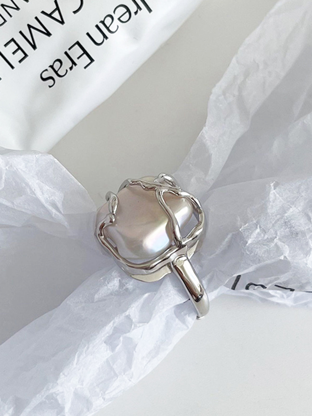 Pierścionek z asymetrycznym perłowym oczkiem otwarta regulowana konstrukcja