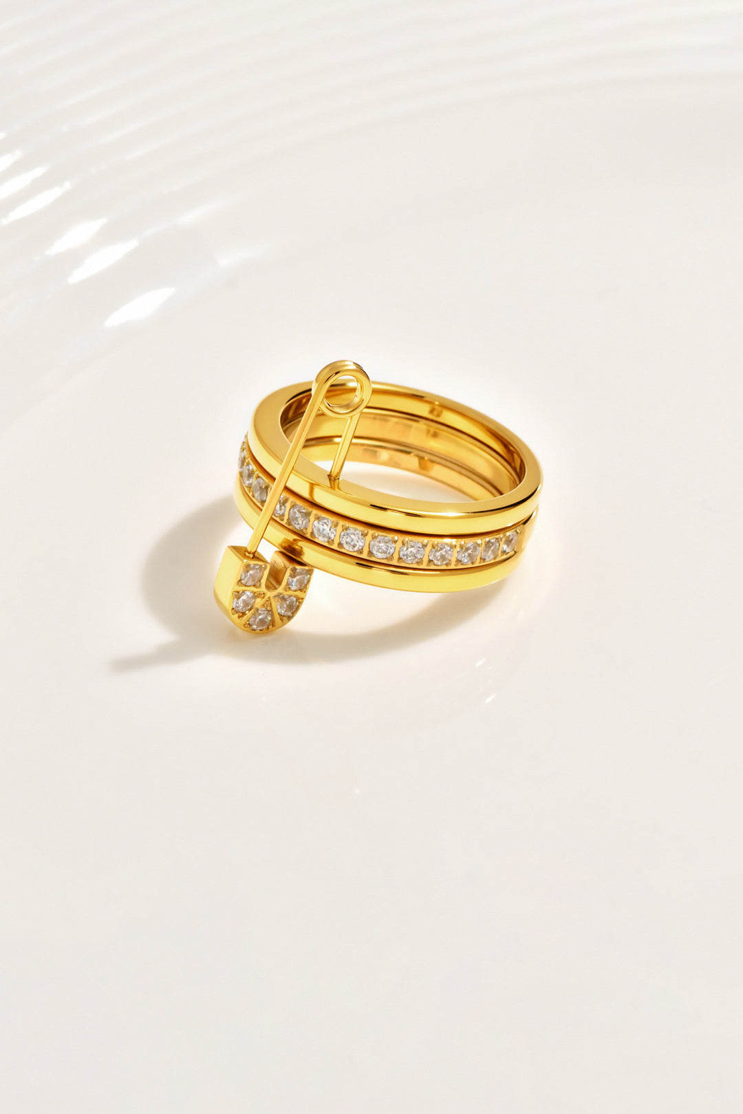 Pierścionek z podwójną obręczą i ozdobną zawieszką