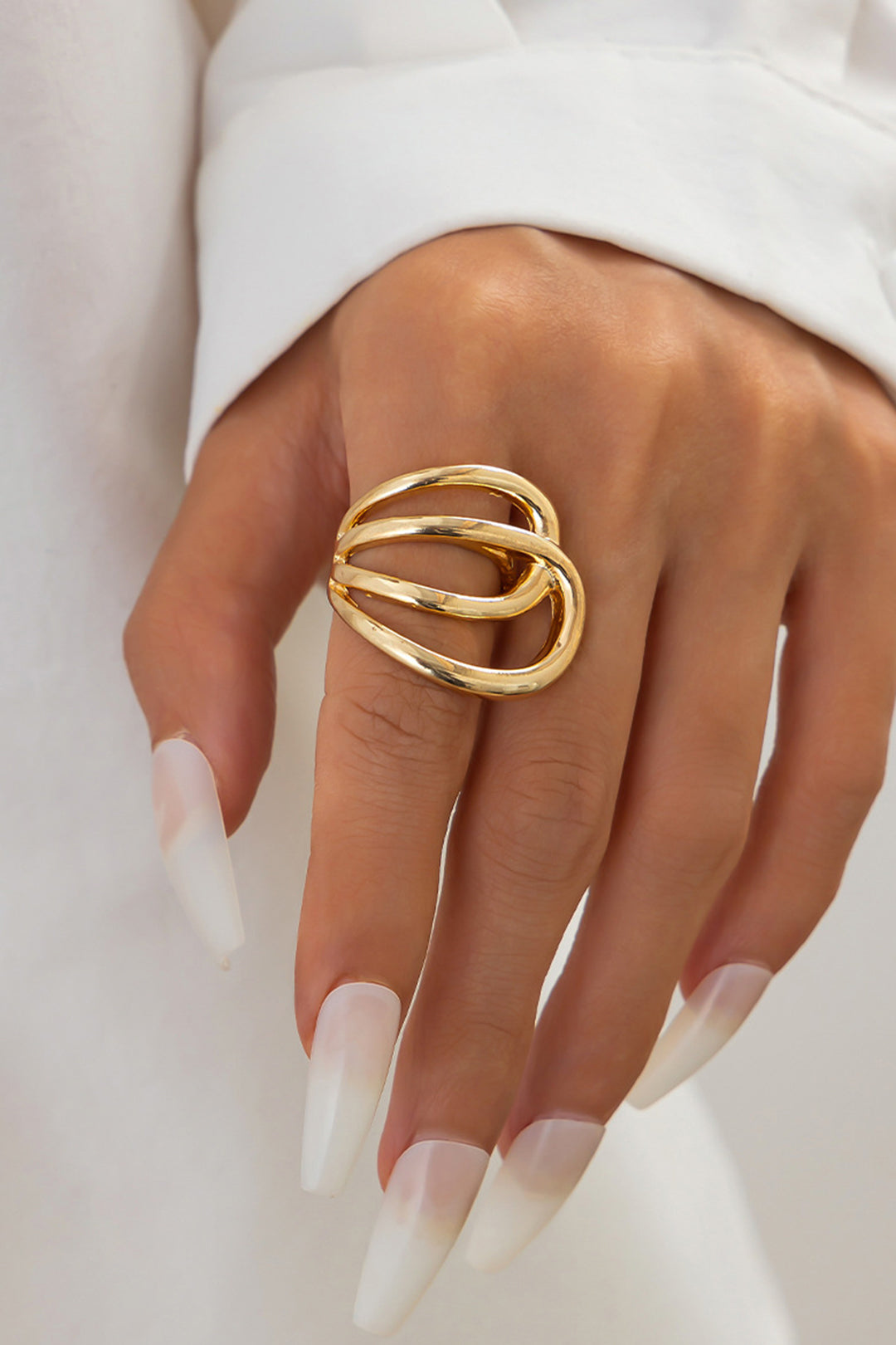 Pierścionek z podwójnym splotem o nieregularnym kształcie