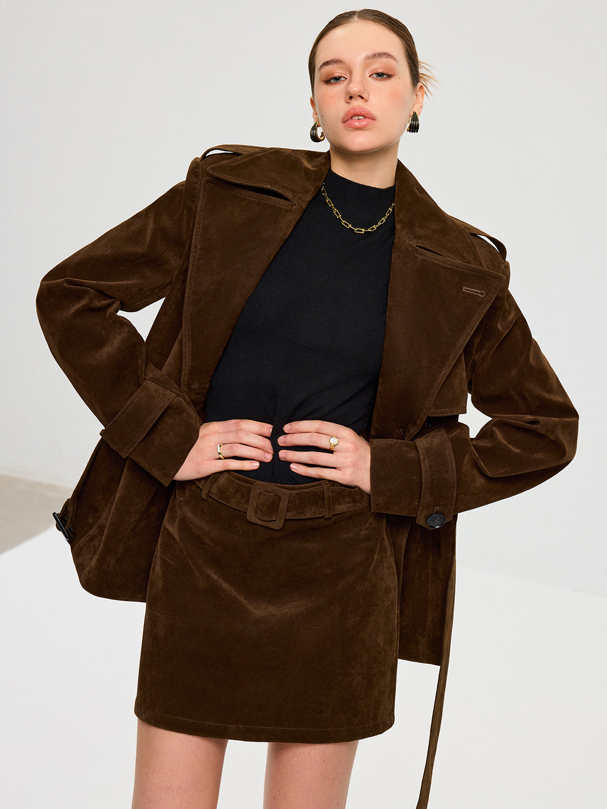 Spódnica mini z szerokim paskiem i klamrą