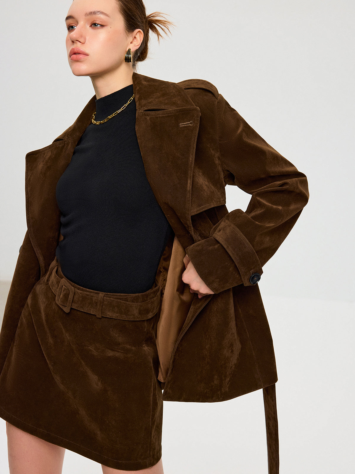 Spódnica mini z szerokim paskiem i klamrą