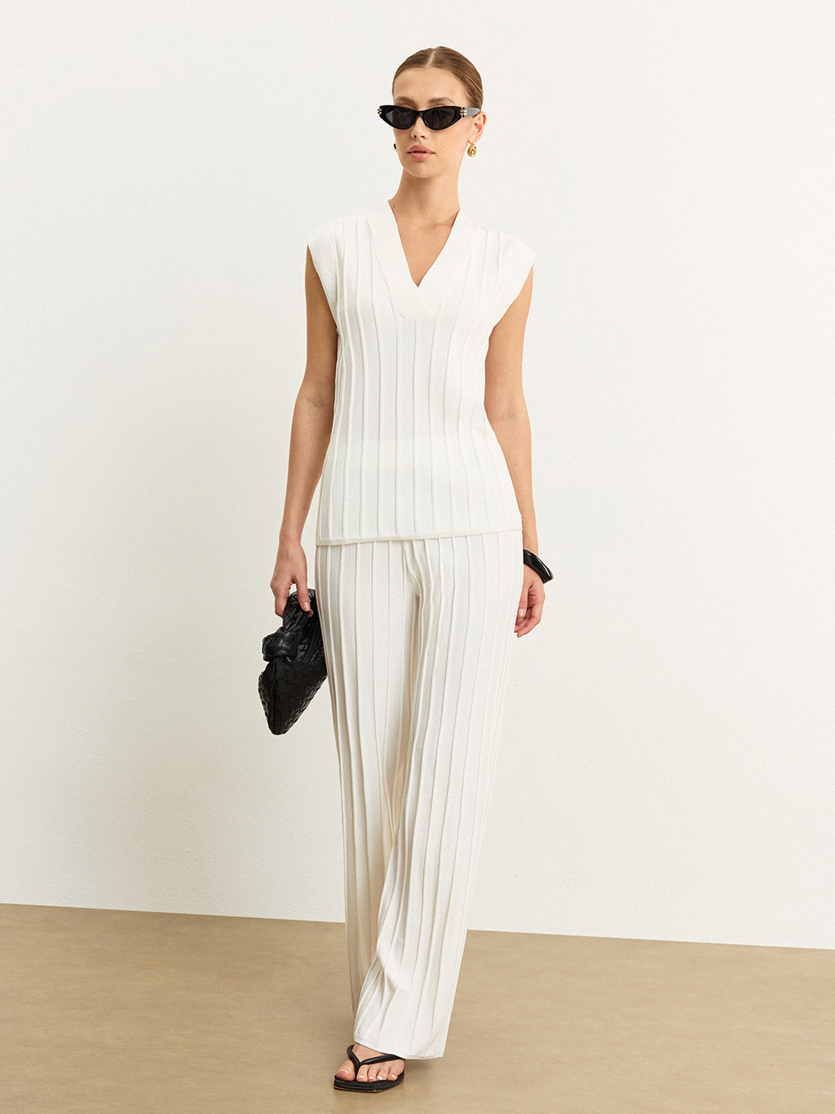 Spodnie damskie z szerokimi nogawkami i zakładkami