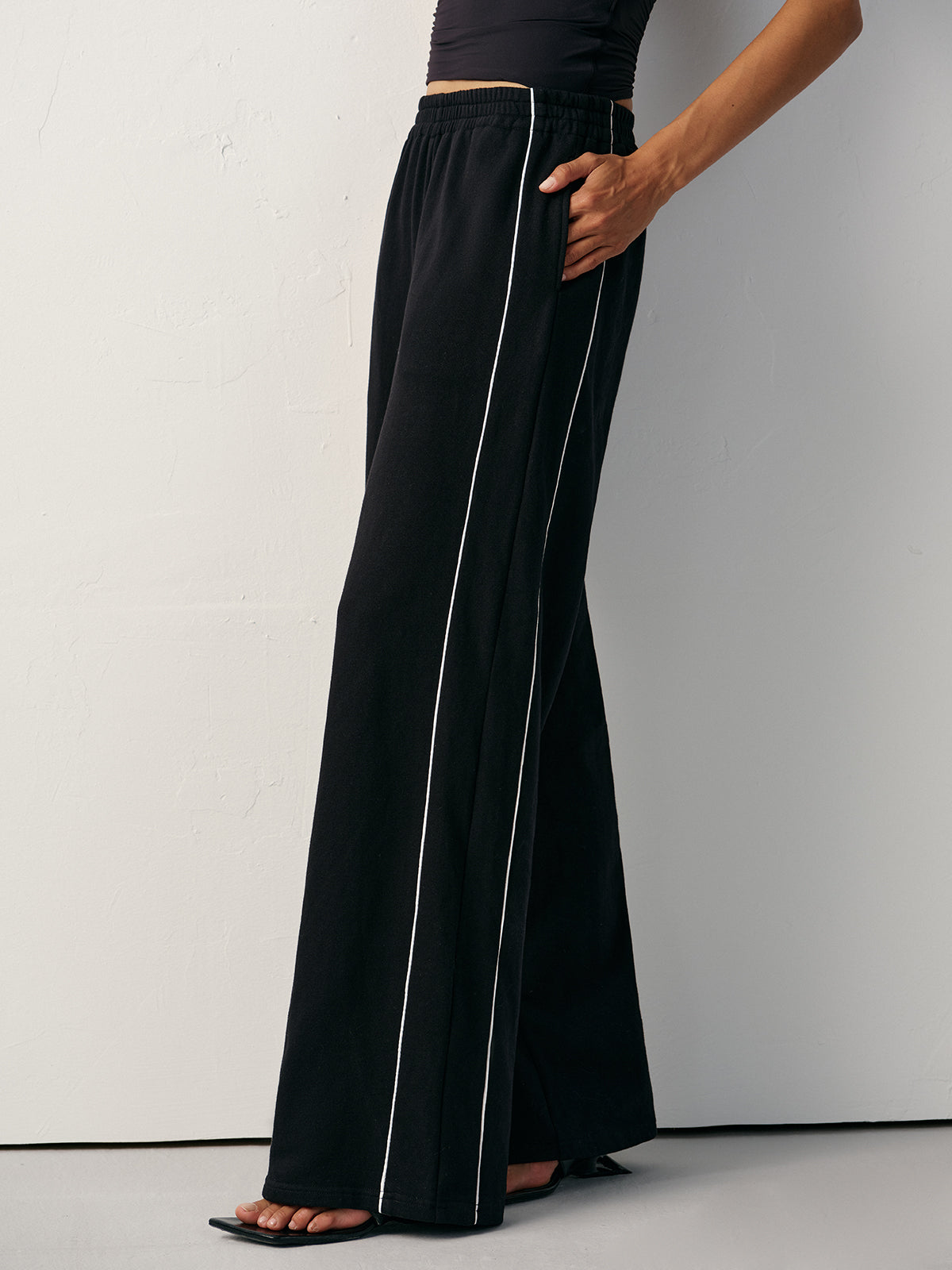 Spodnie dresowe z szerokimi nogawkami i lampasami