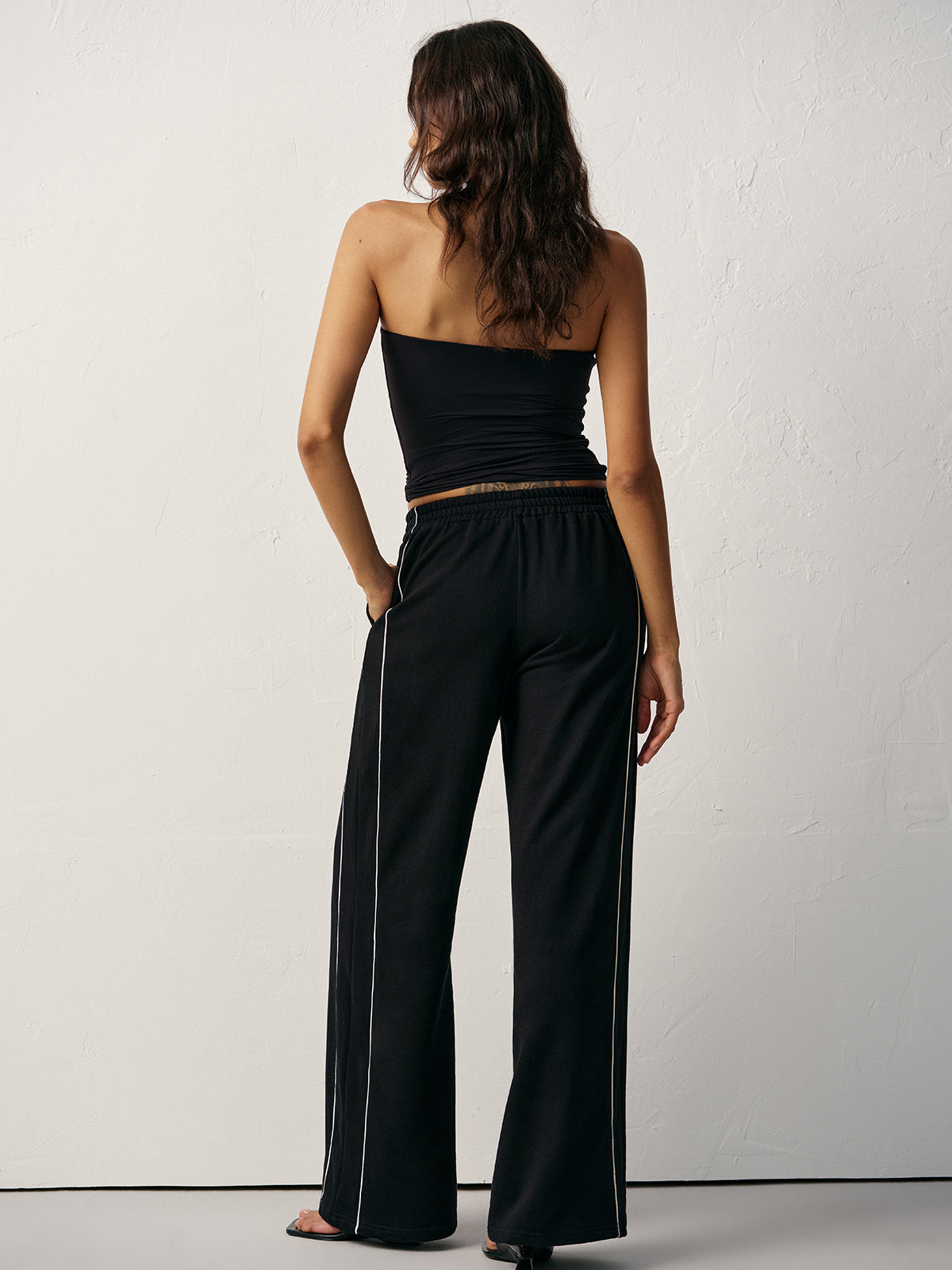 Spodnie dresowe z szerokimi nogawkami i lampasami