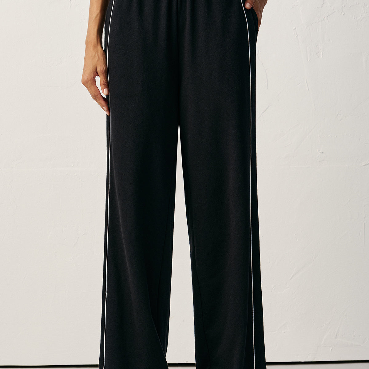 Spodnie dresowe z szerokimi nogawkami i lampasami