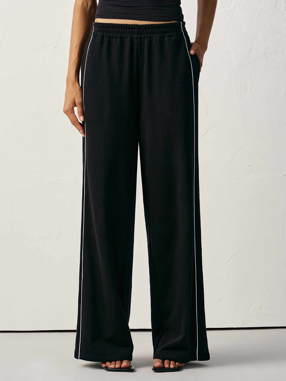 Spodnie dresowe z szerokimi nogawkami i lampasami