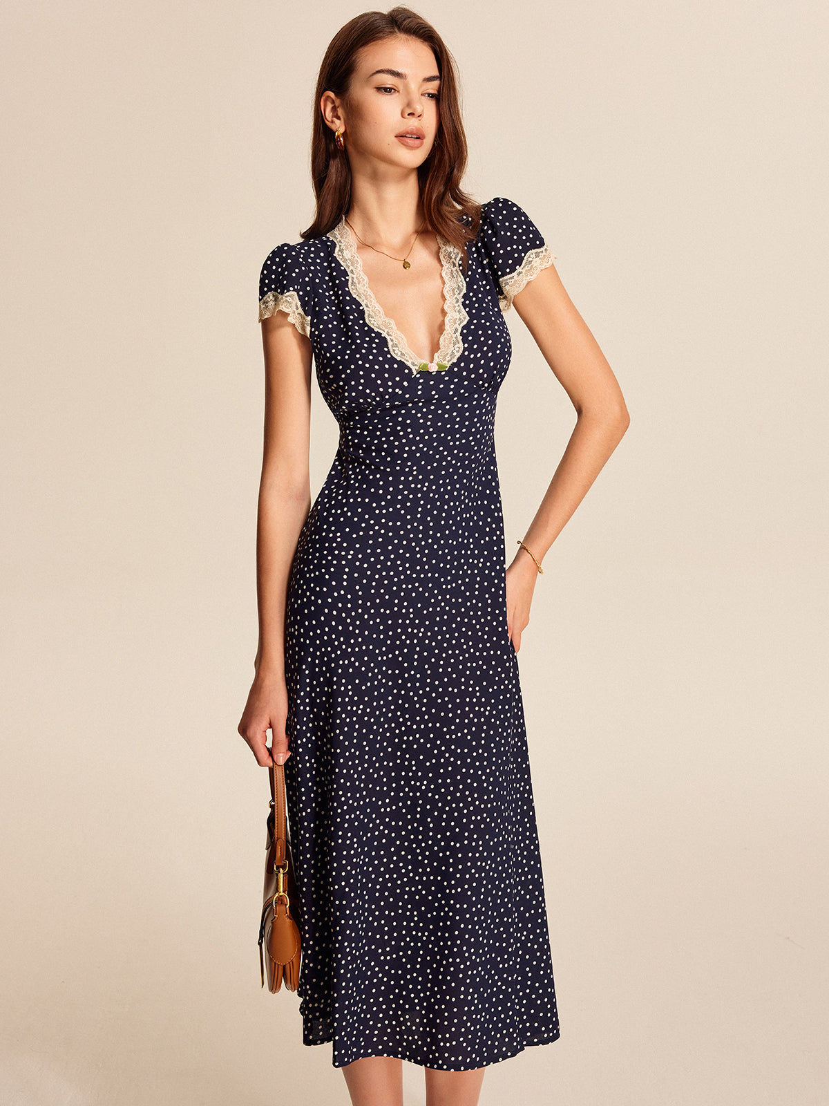 Sukienka midi z koronkowym wykończeniem dekoltu