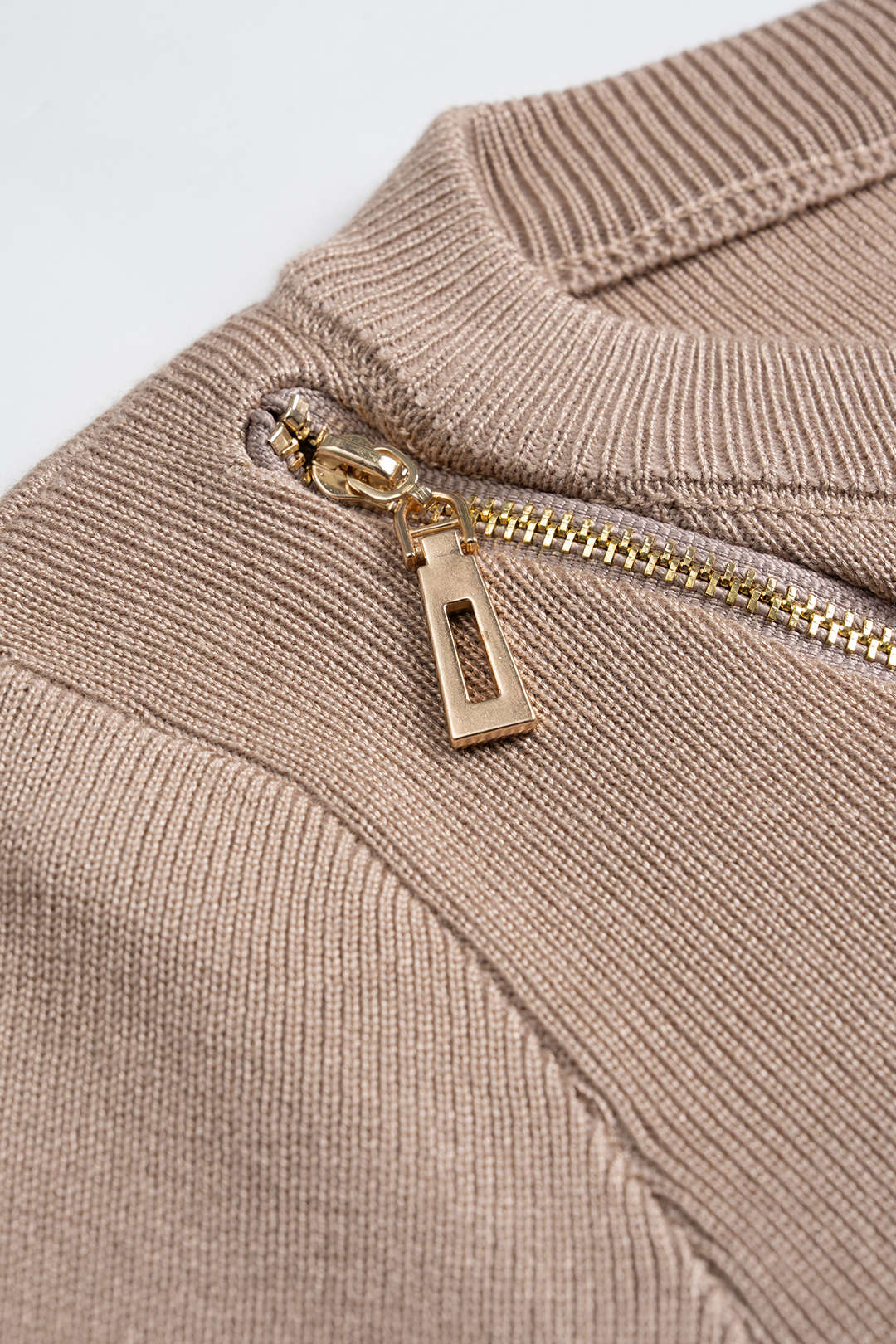 Sukienka ołówkowa z ozdobnymi zamkami
