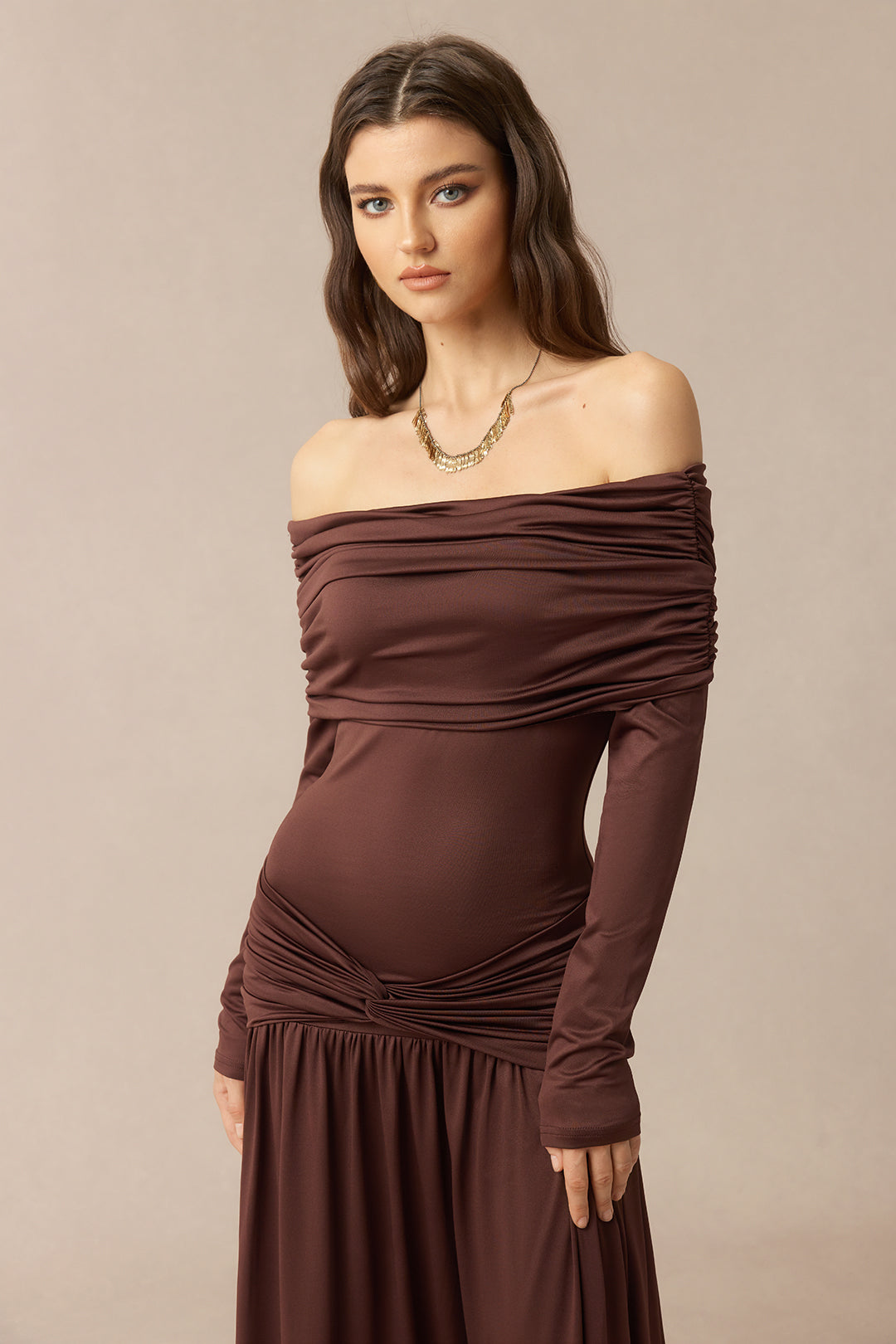 Wieczorowa suknia maxi z dekoltem off shoulder