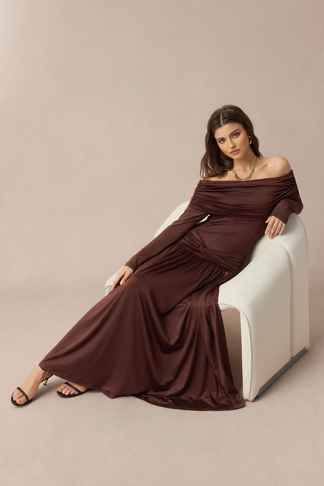 Wieczorowa suknia maxi z dekoltem off shoulder