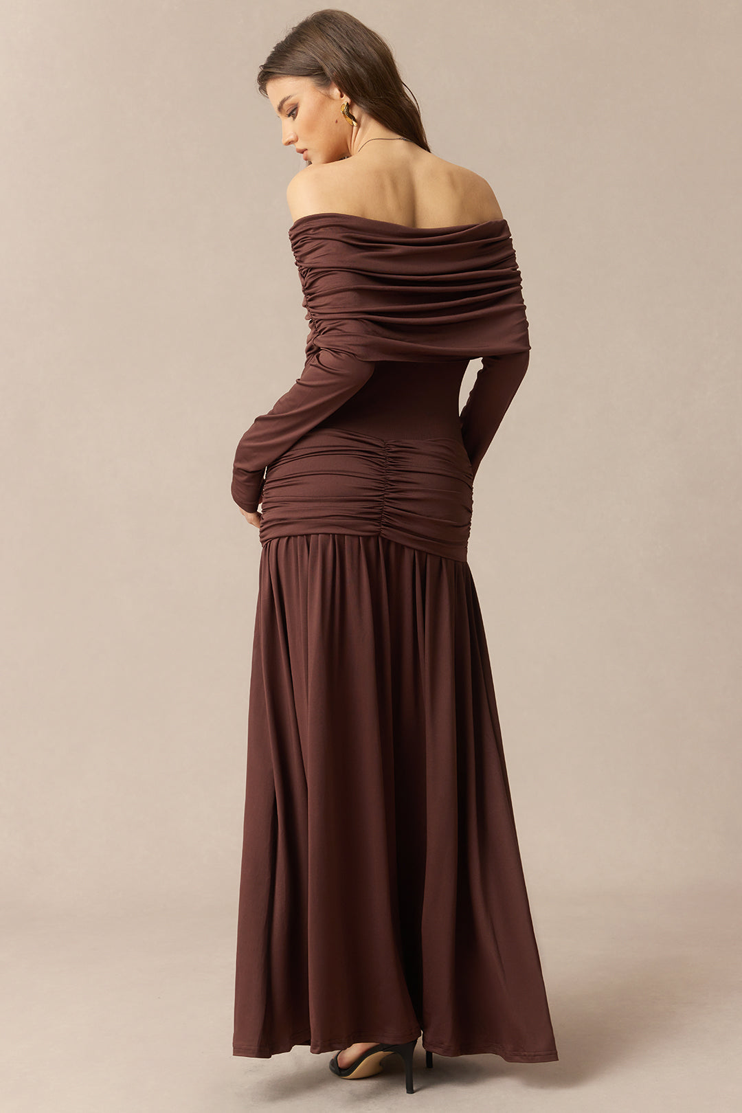 Wieczorowa suknia maxi z dekoltem off shoulder
