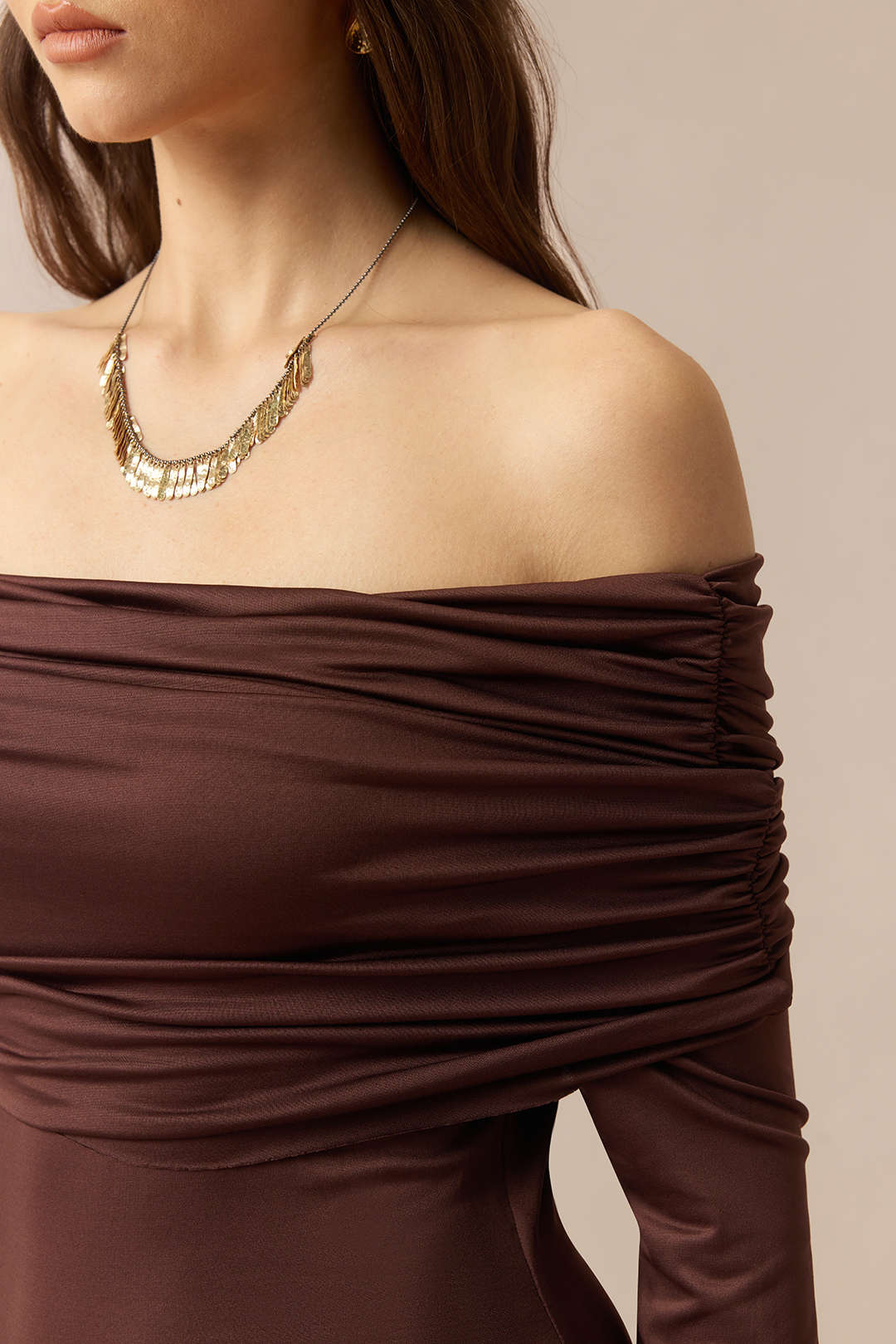 Wieczorowa suknia maxi z dekoltem off shoulder