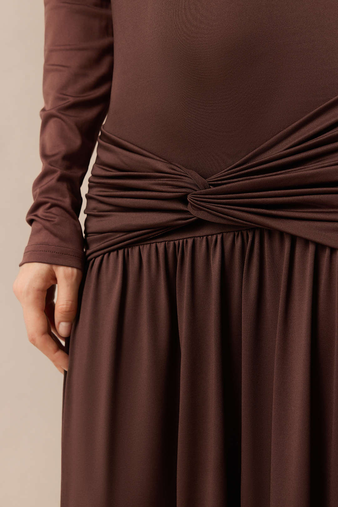 Wieczorowa suknia maxi z dekoltem off shoulder