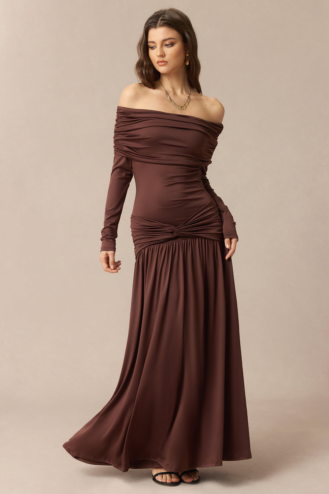 Wieczorowa suknia maxi z dekoltem off shoulder