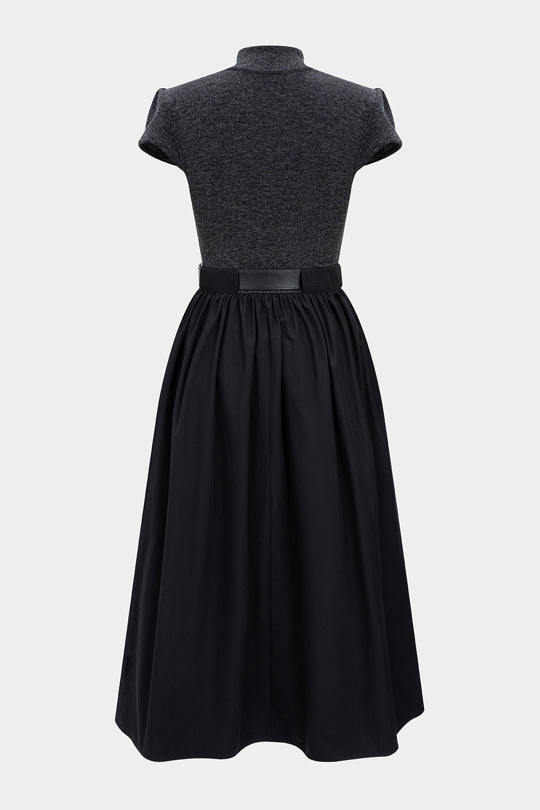 Sukienka ze stójką i rozkloszowanym dołem