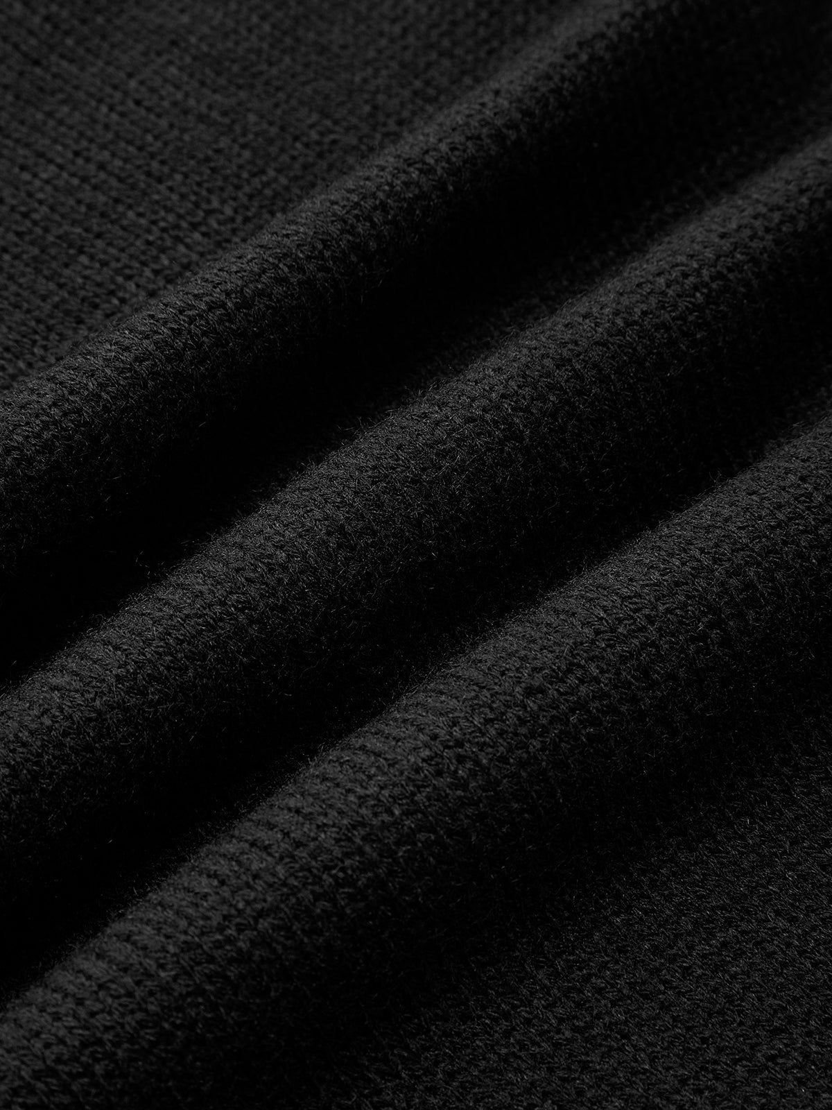 Sweter z golfem i asymetrycznym wzorem warkoczowym