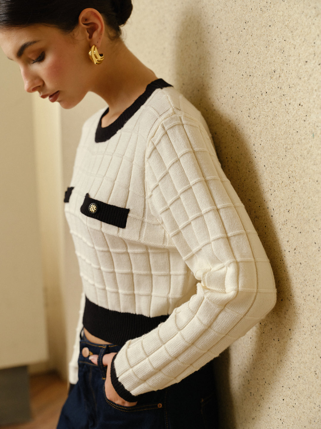 Sweter damski z dekoracyjnymi kieszeniami