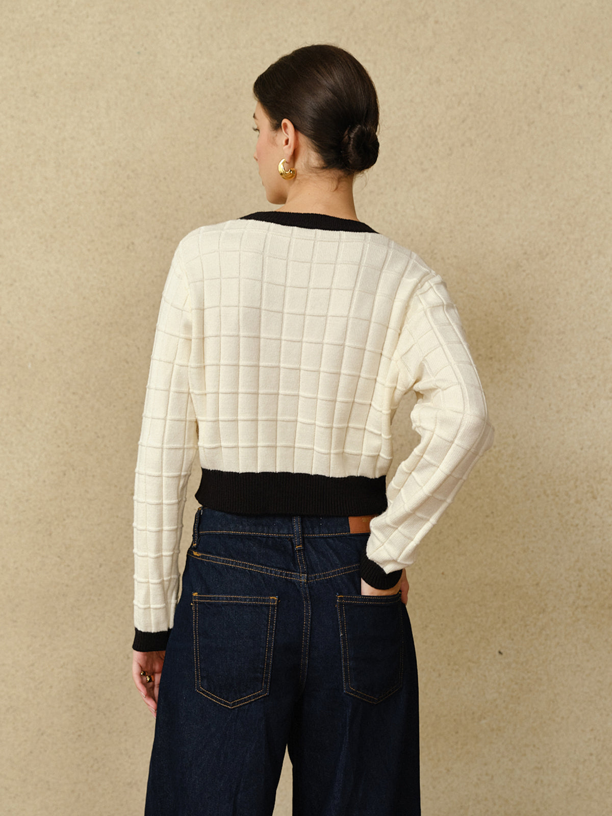 Sweter damski z dekoracyjnymi kieszeniami