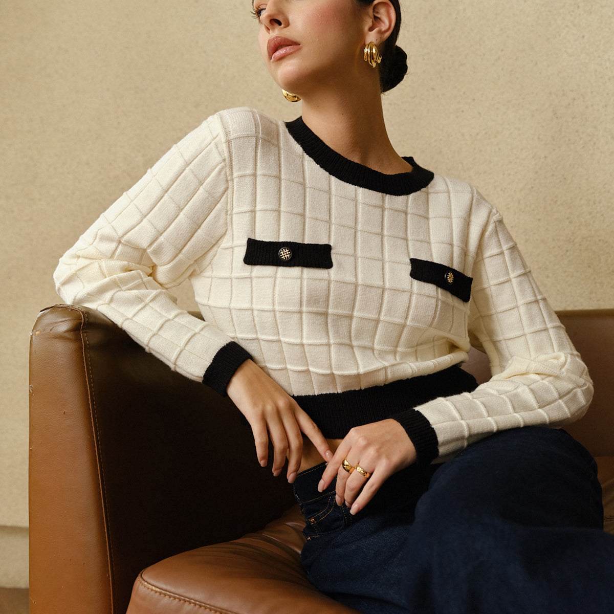 Sweter damski z dekoracyjnymi kieszeniami