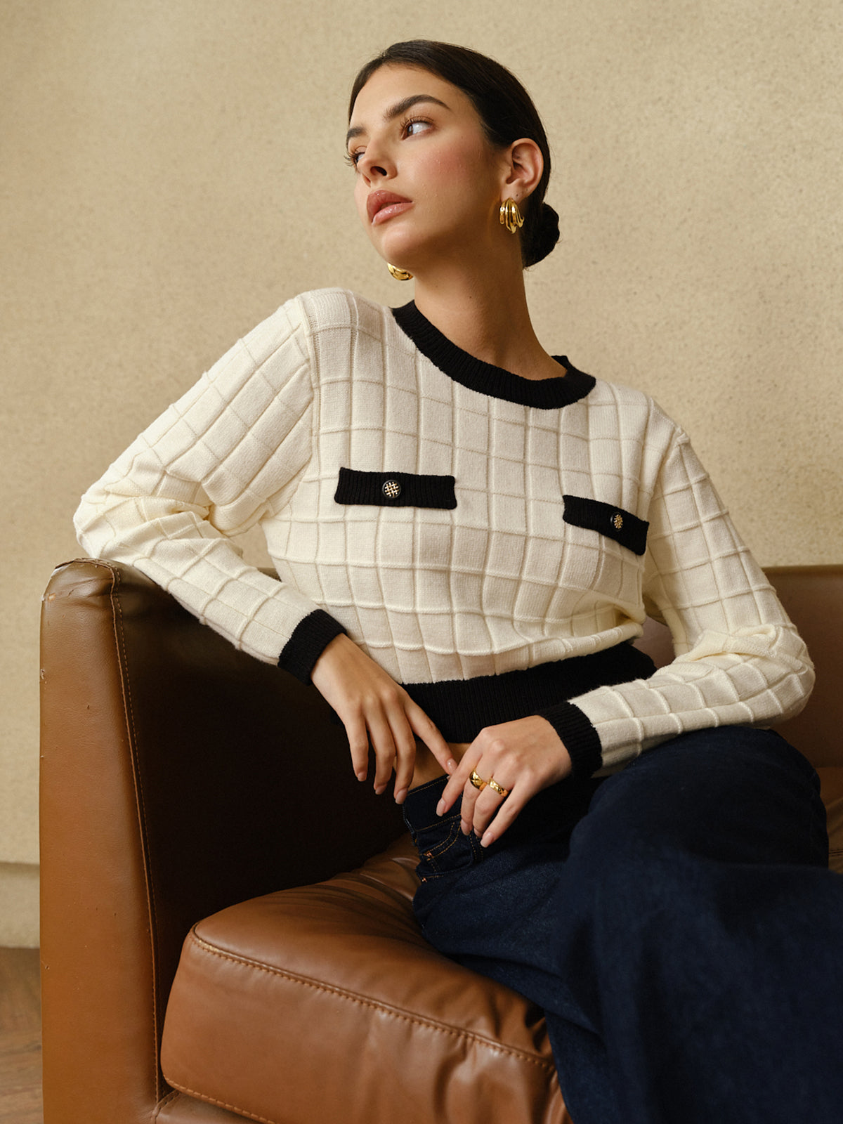 Sweter damski z dekoracyjnymi kieszeniami
