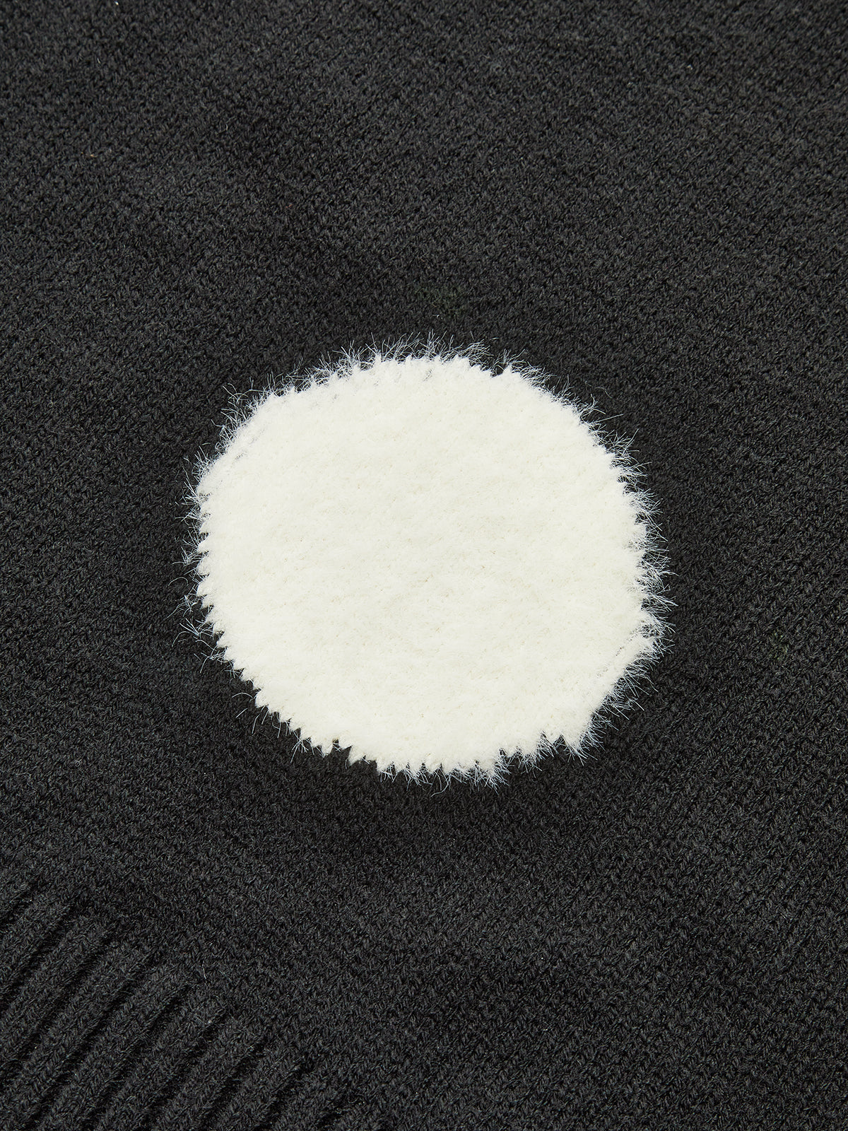 Sweter damski oversize z wyrazistymi wzorami