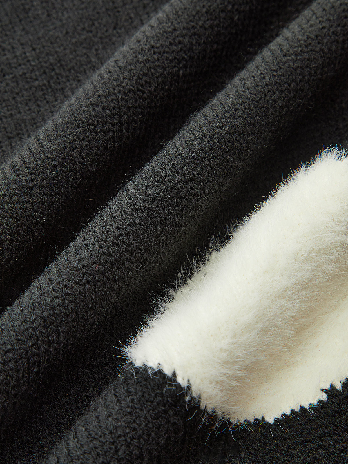 Sweter damski oversize z wyrazistymi wzorami