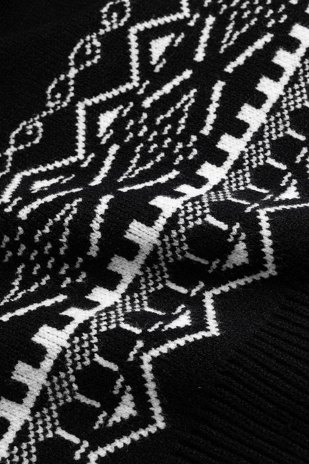 Sweter damski z nietuzinkowym wzorem i dekoltem