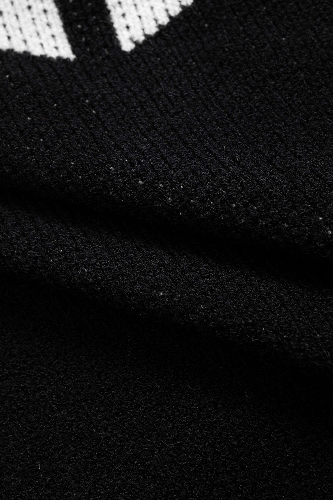 Sweter damski z nietuzinkowym wzorem i dekoltem