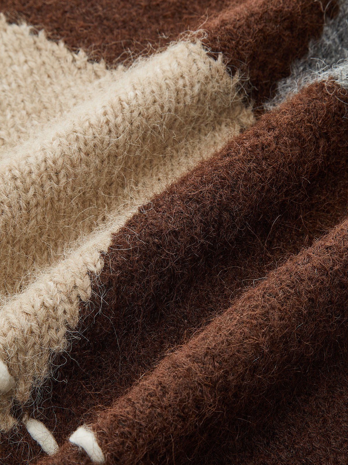 Sweter damski z dekoltem V i wzorem w romby