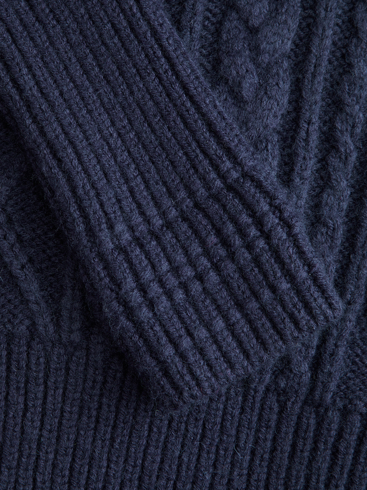 Sweter damski z eleganckim kołnierzem i wzorem warkoczowym