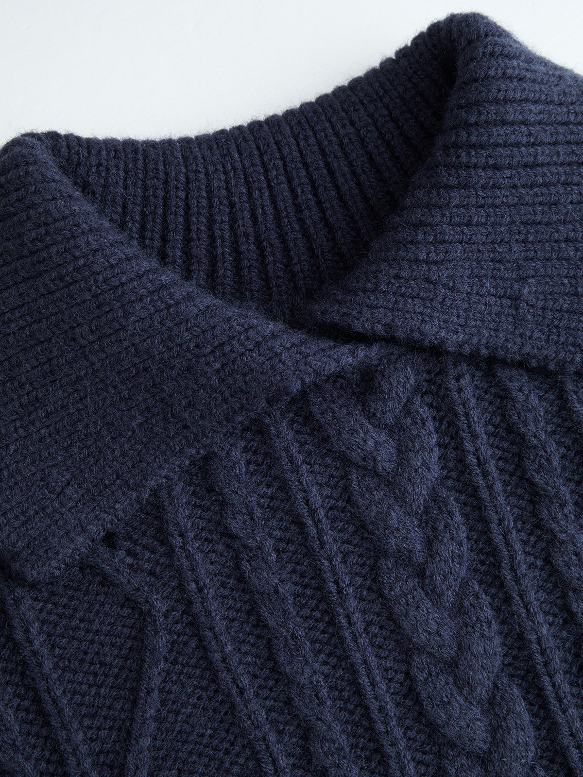 Sweter damski z eleganckim kołnierzem i wzorem warkoczowym