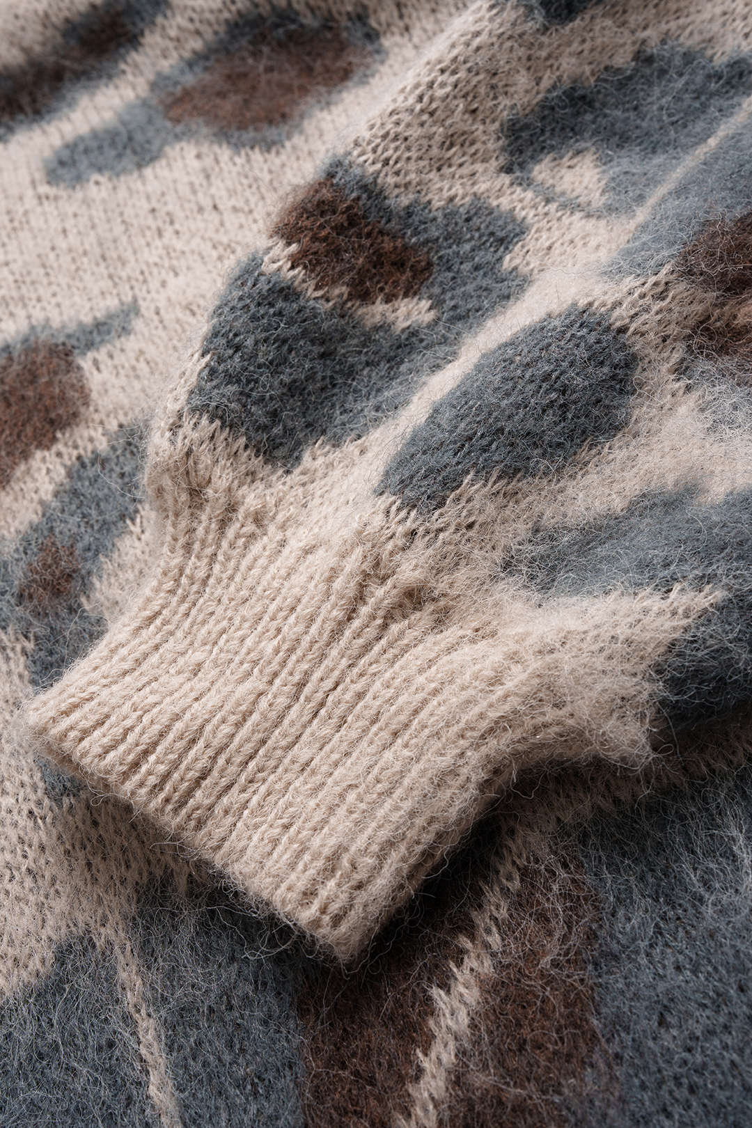Sweter damski z kołnierzem szalowym i motywem zwierzęcym