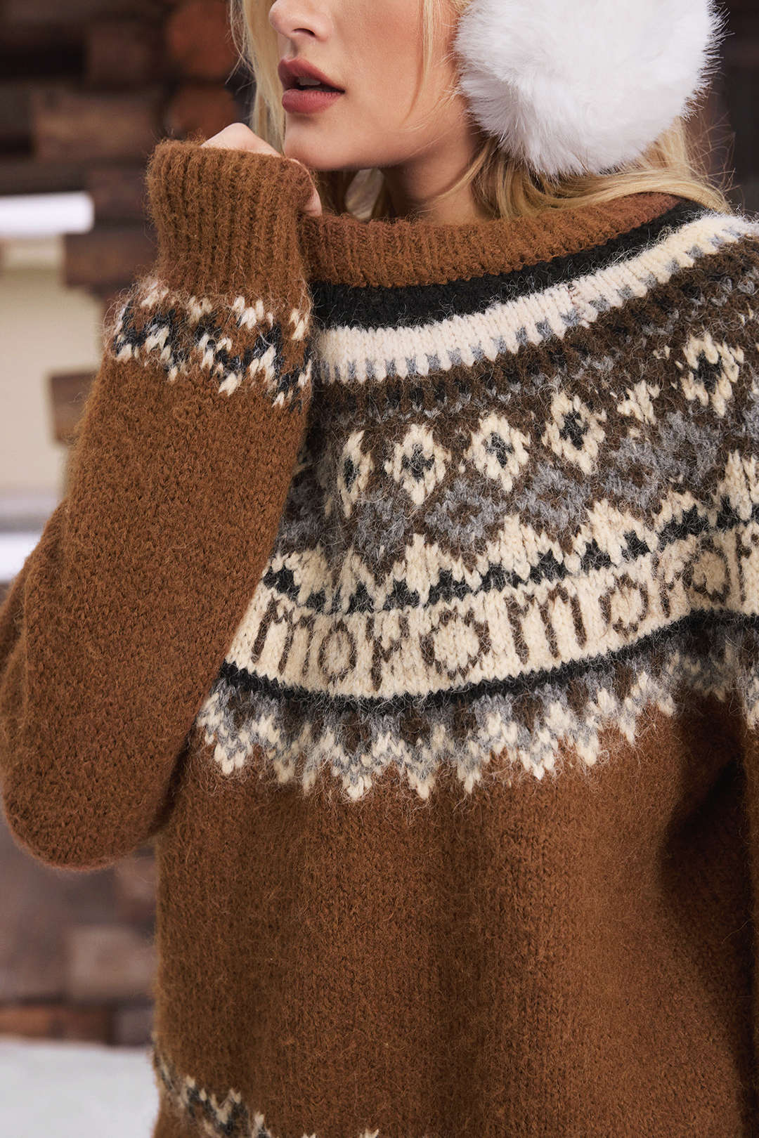 Damski sweter z norweskim wzorem i okrągłym dekoltem