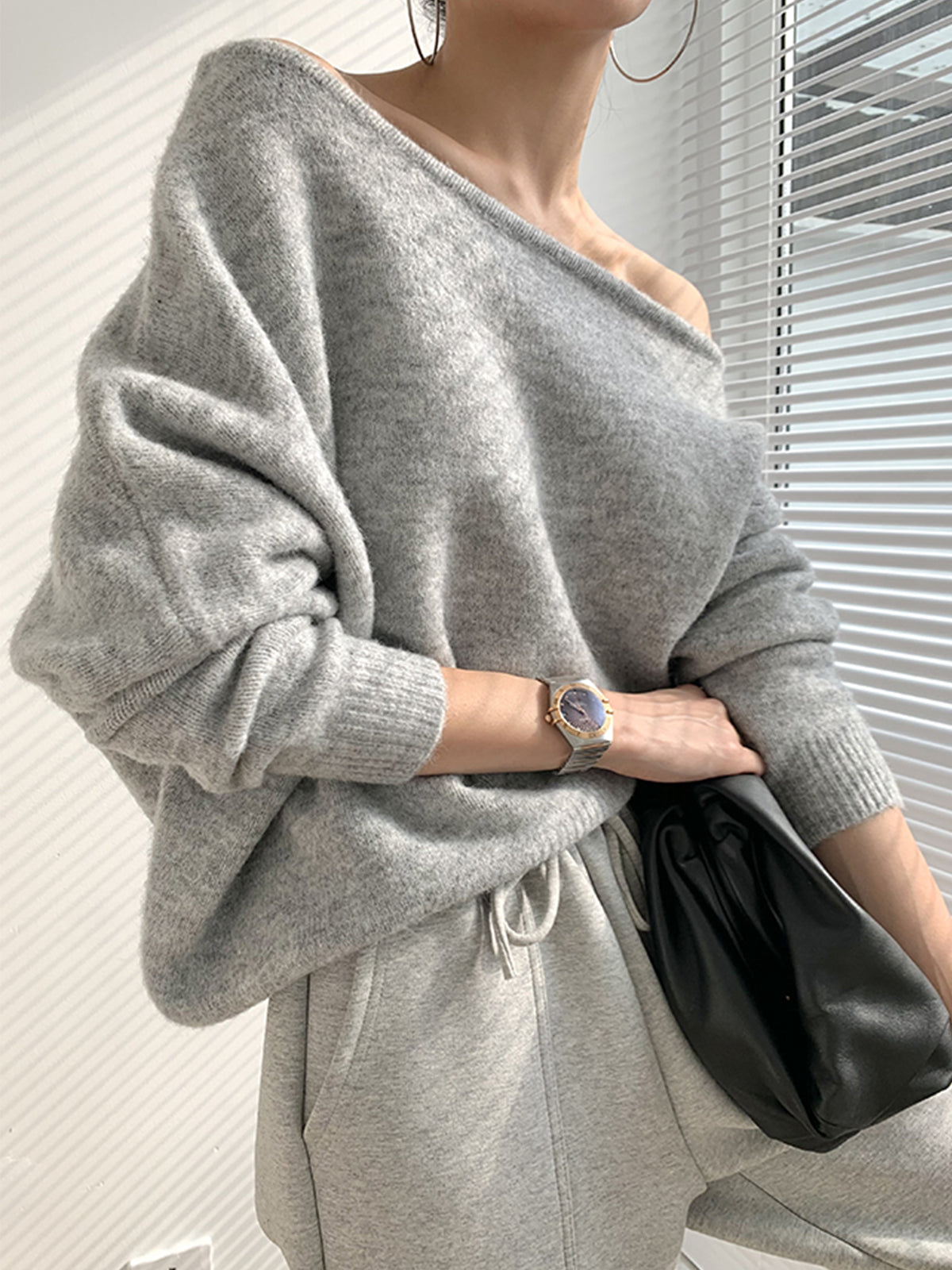 Sweter damski z nietypowym dekoltem
