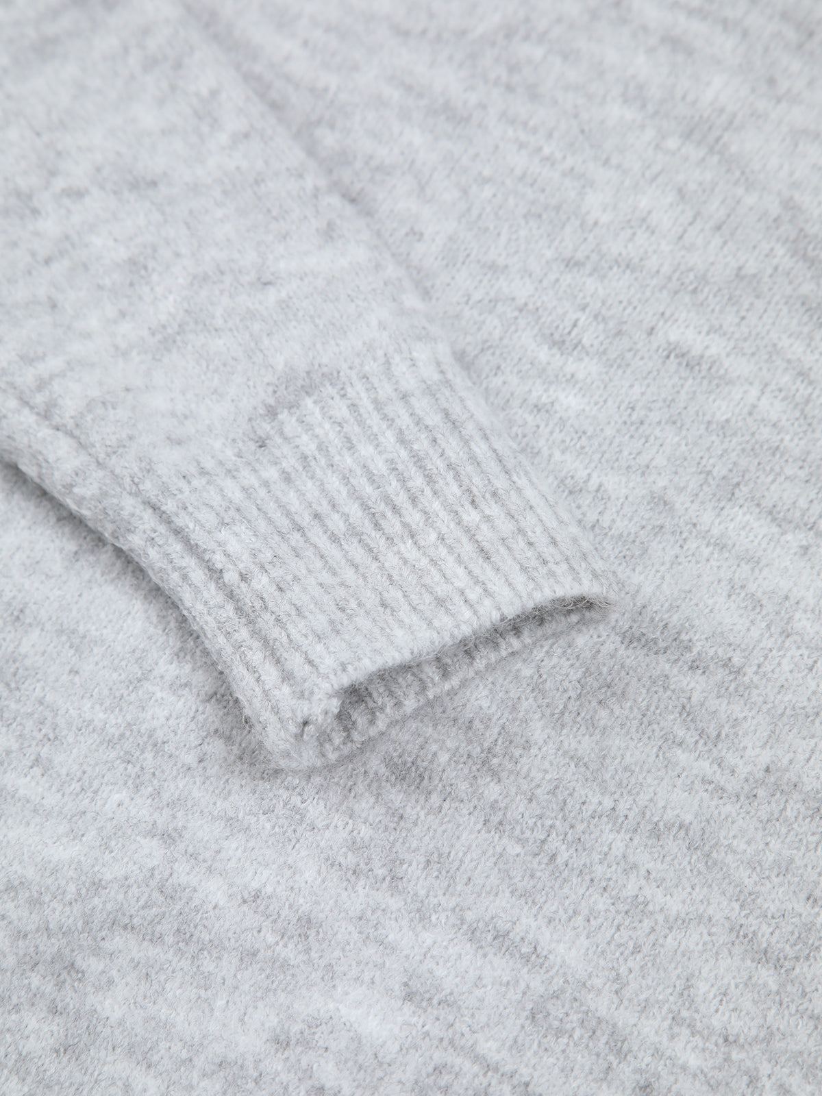 Sweter damski z nietypowym dekoltem