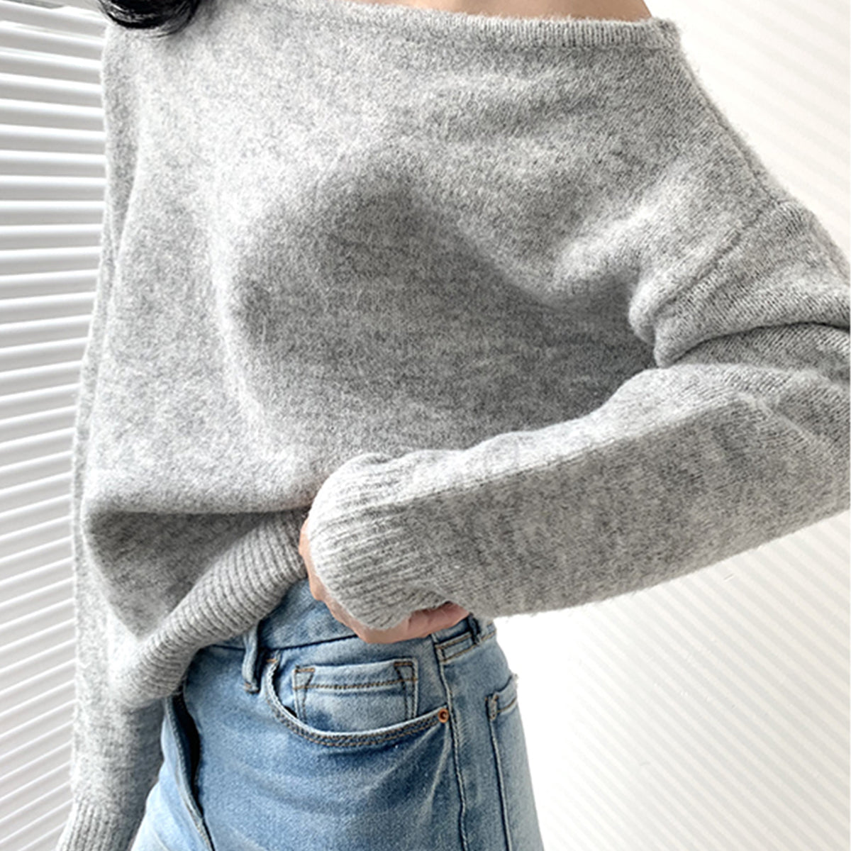 Sweter damski z nietypowym dekoltem