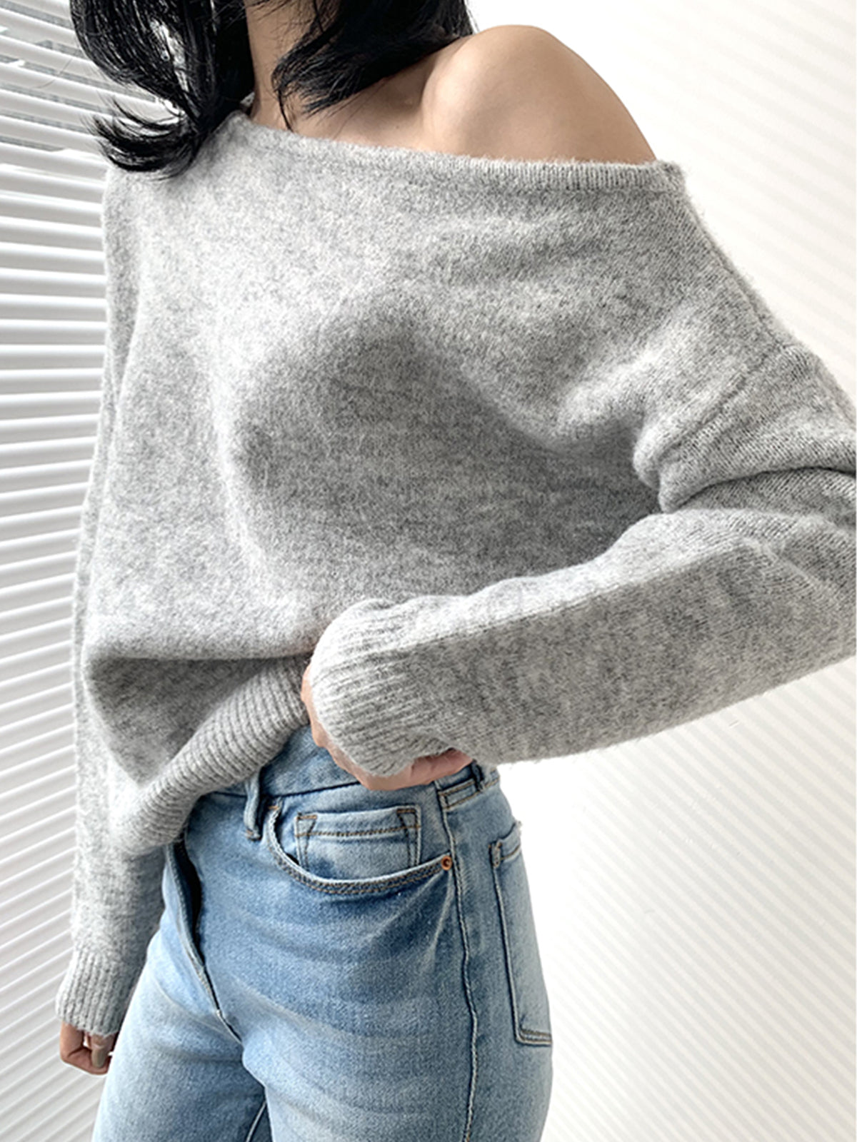 Sweter damski z nietypowym dekoltem
