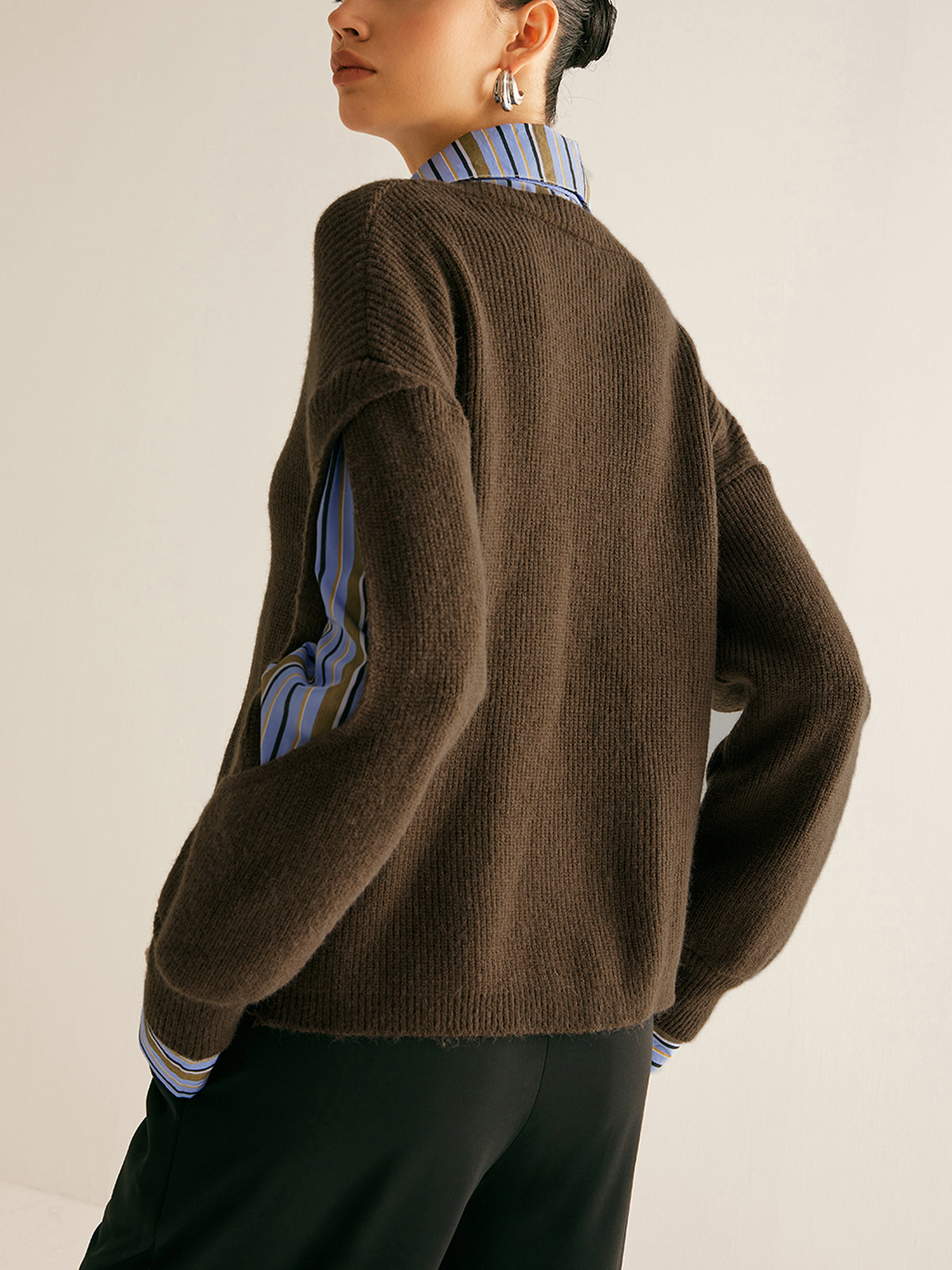 Sweter damski z szerokimi rękawami i wcięciami
