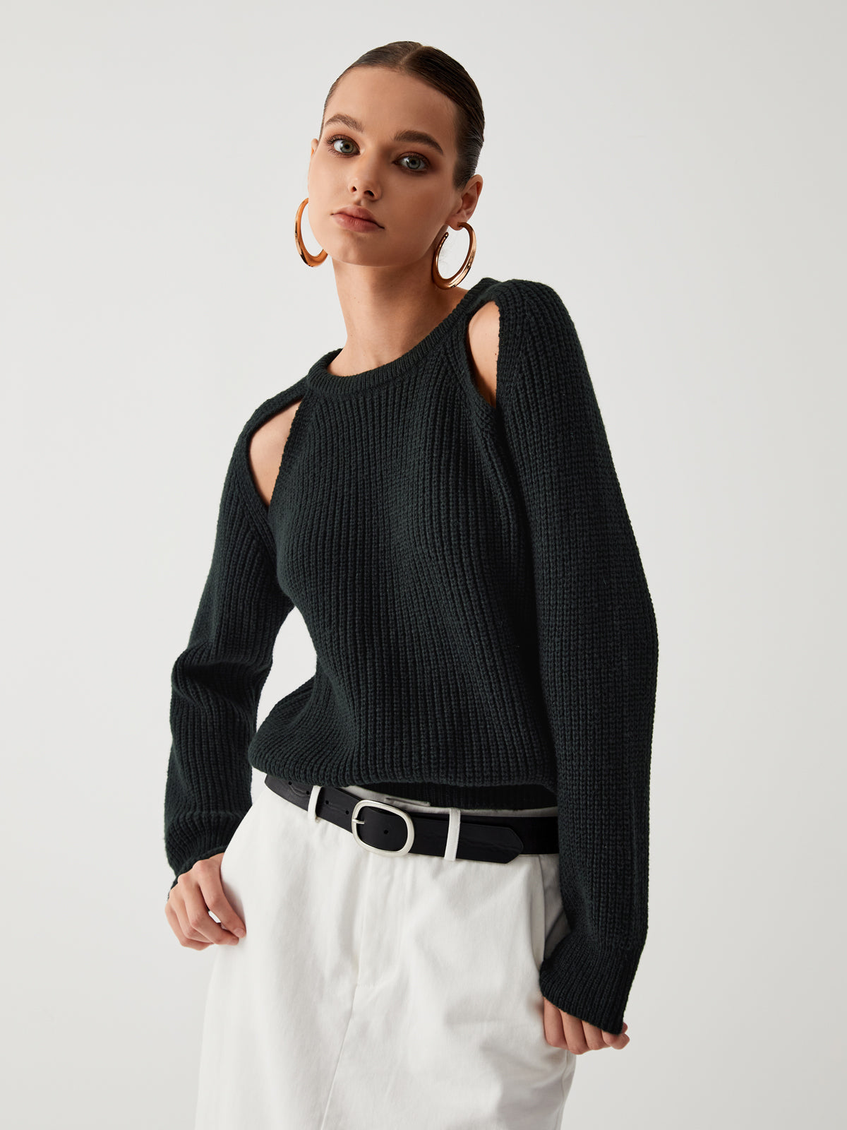 Sweter damski z wycięciami na ramionach