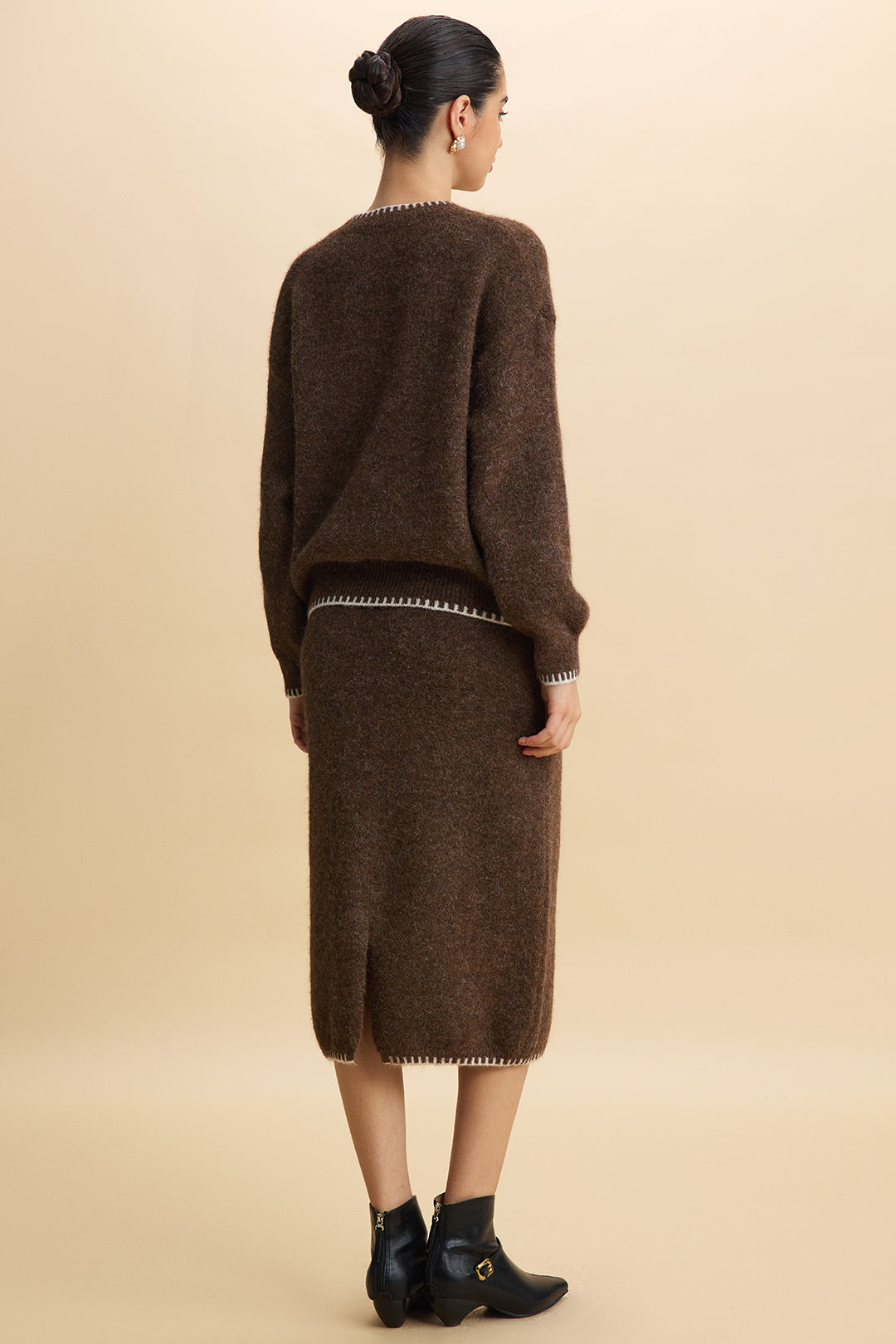 Dzianinowy komplet sweter i spódnica midi z kontrastowym wykończeniem