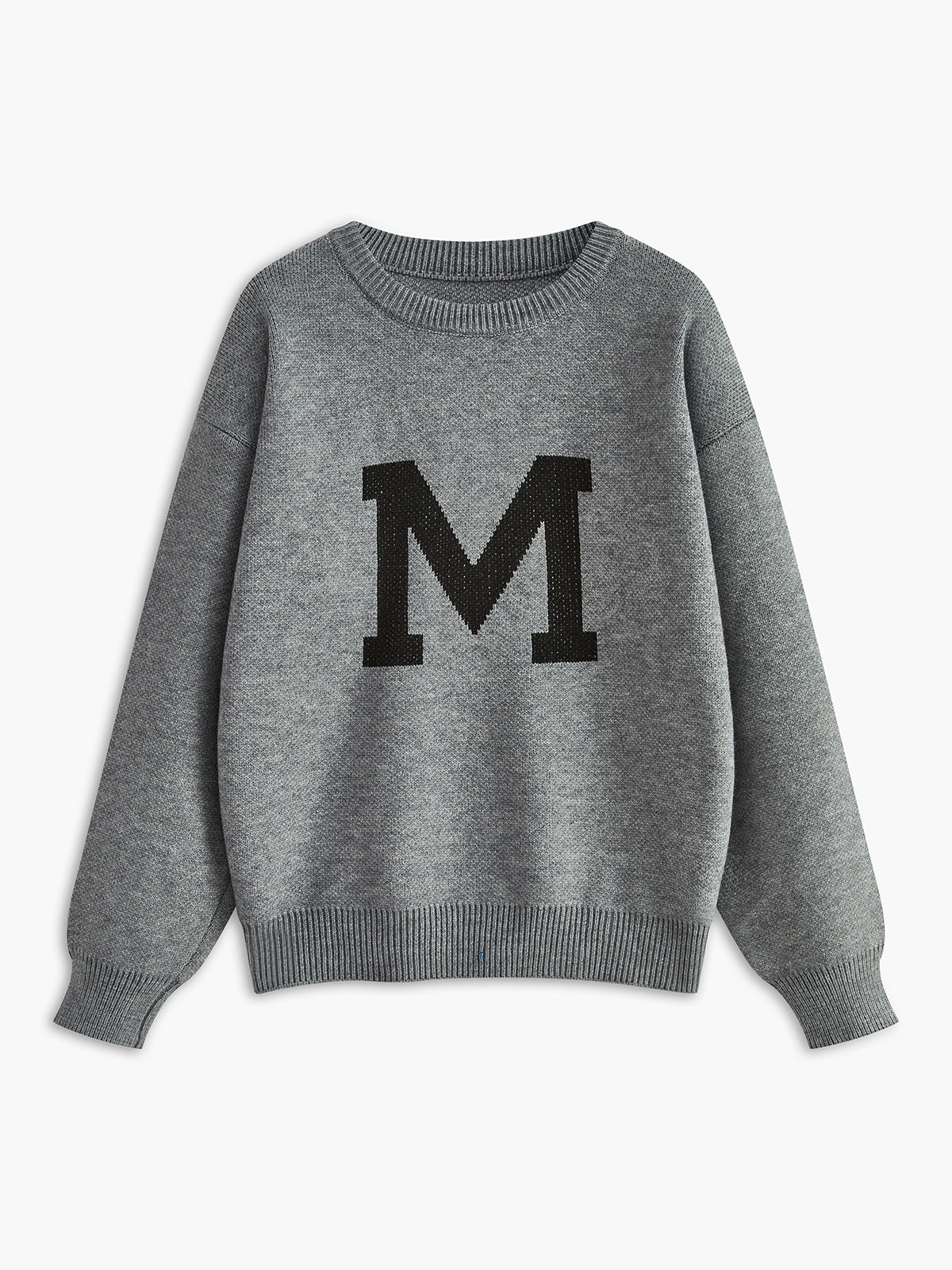 Sweter z dużą literą na przodzie