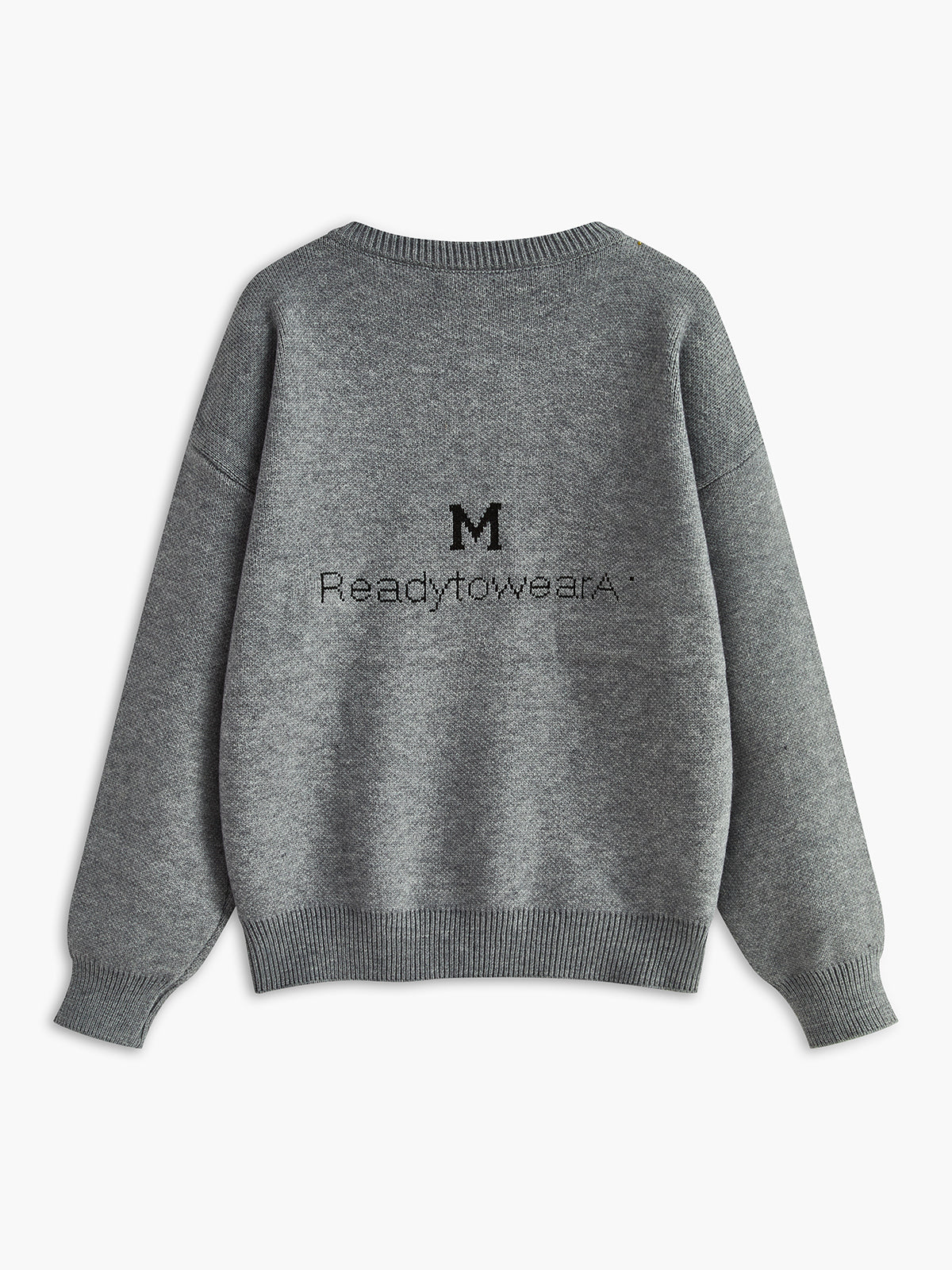 Sweter z dużą literą na przodzie