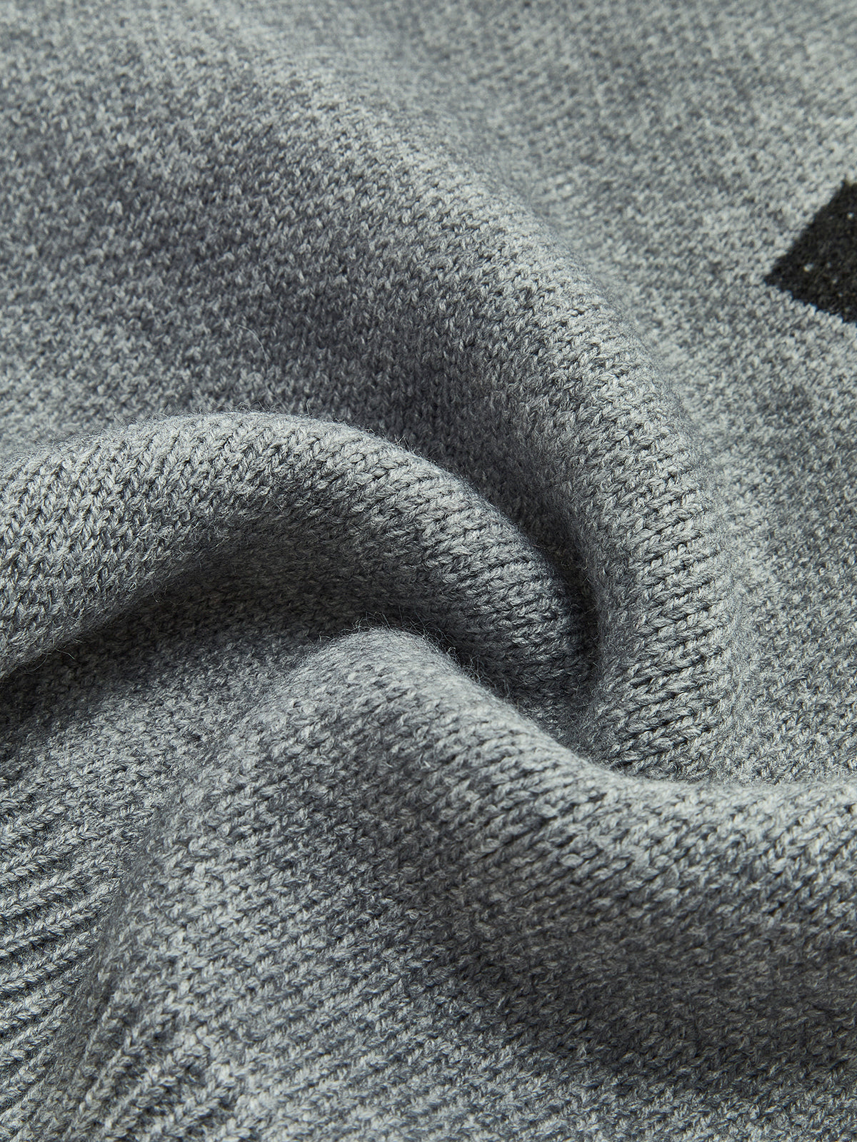 Sweter z dużą literą na przodzie